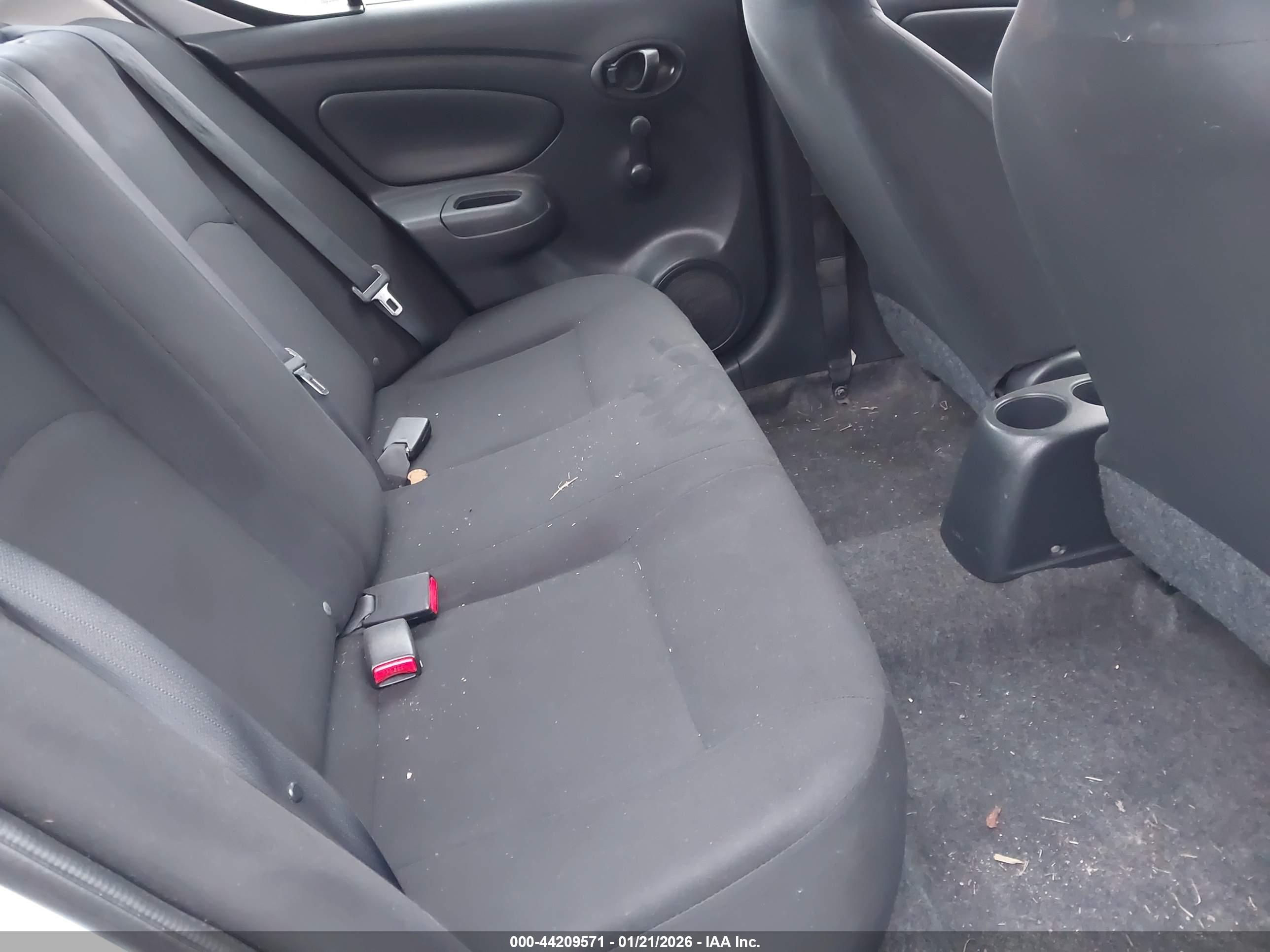 NISSAN VERSA image 8
