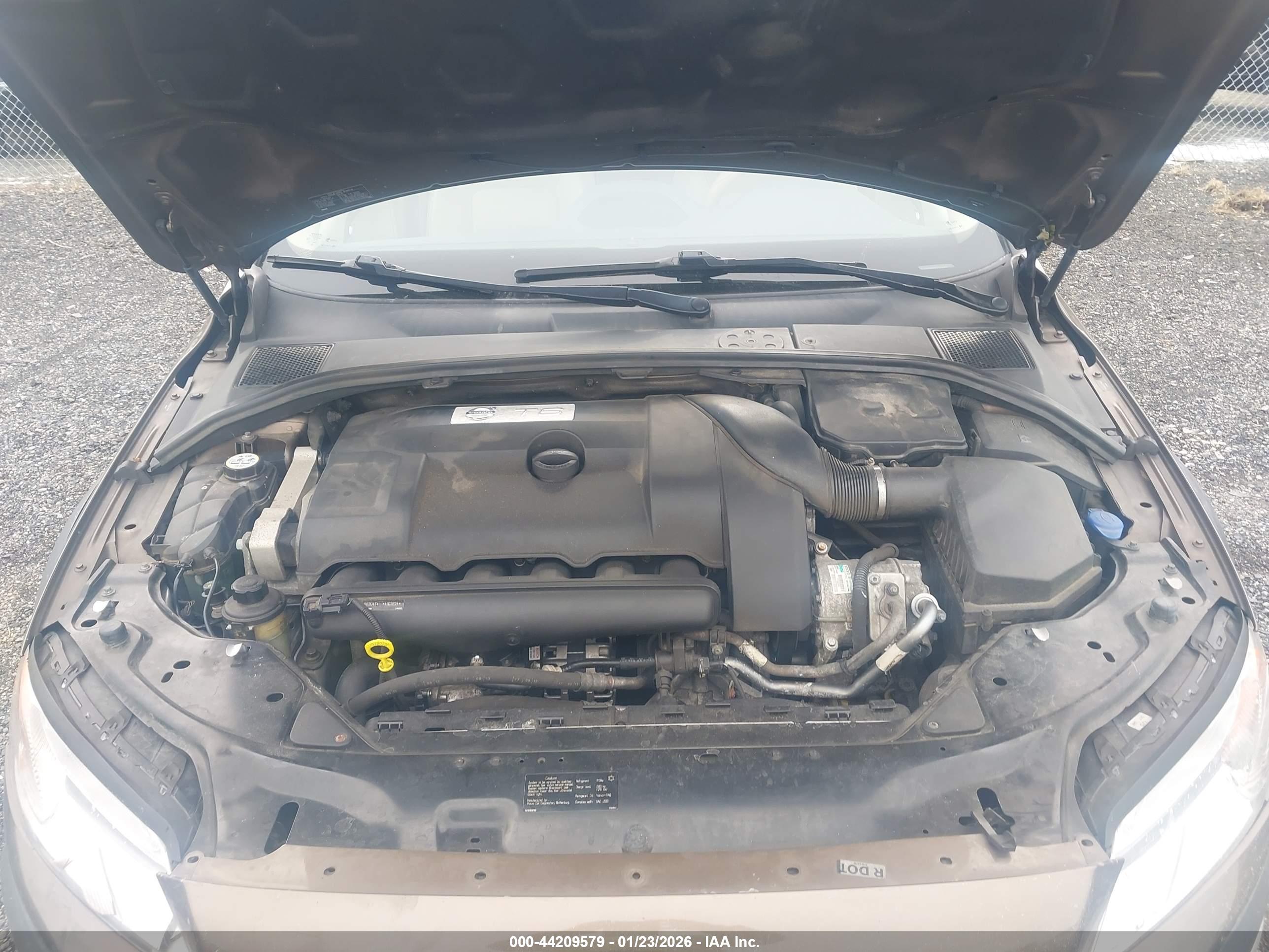 VOLVO XC70 image 10