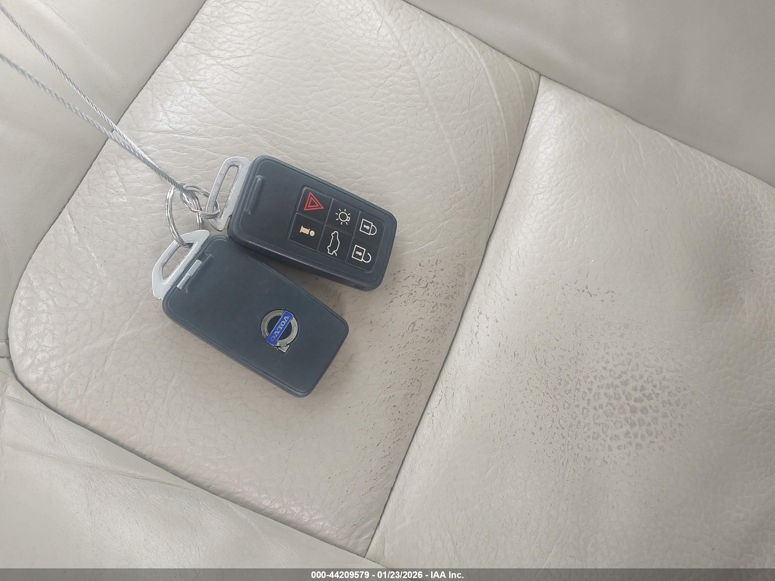 VOLVO XC70 image 11