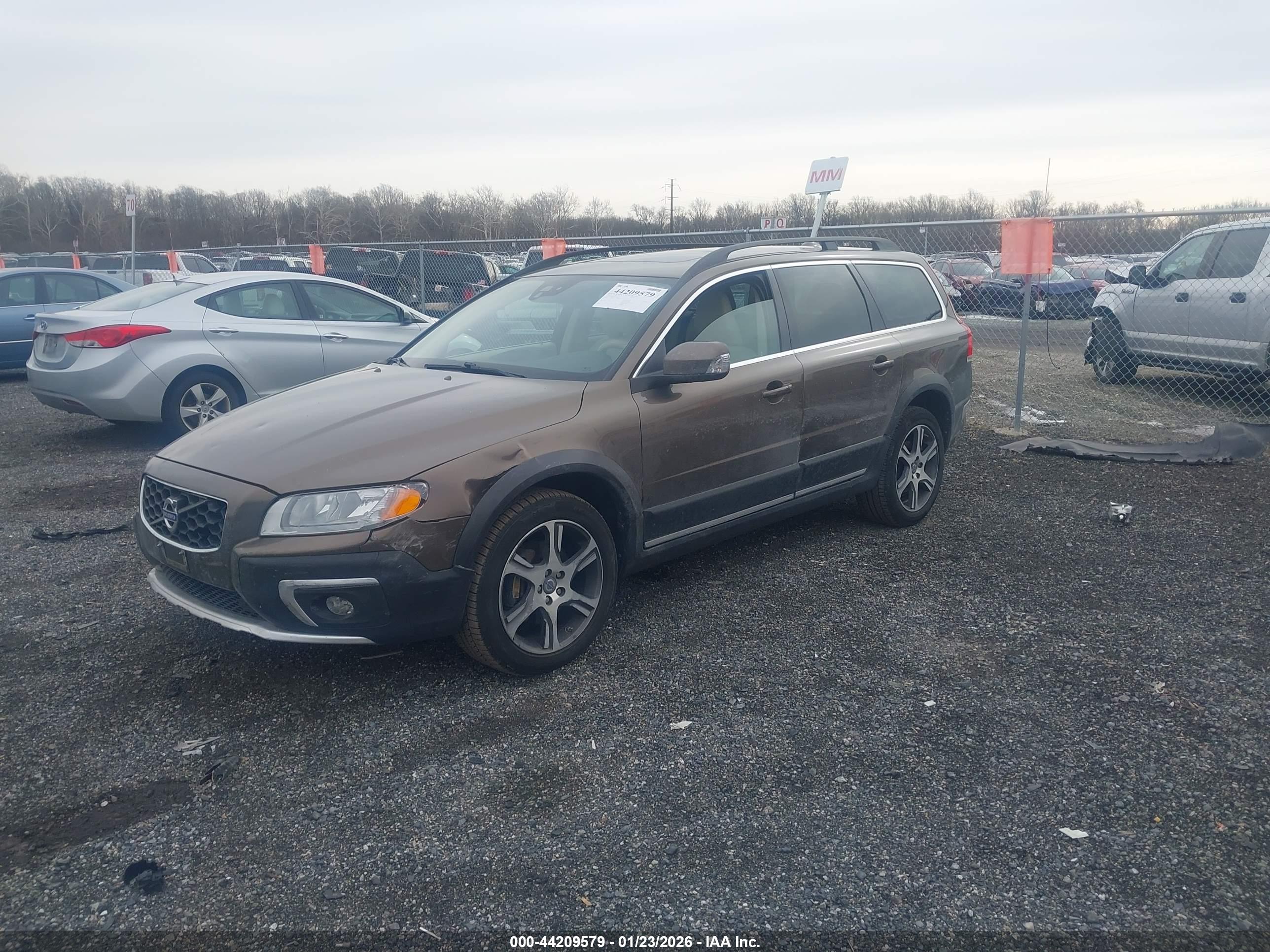 VOLVO XC70 image 2