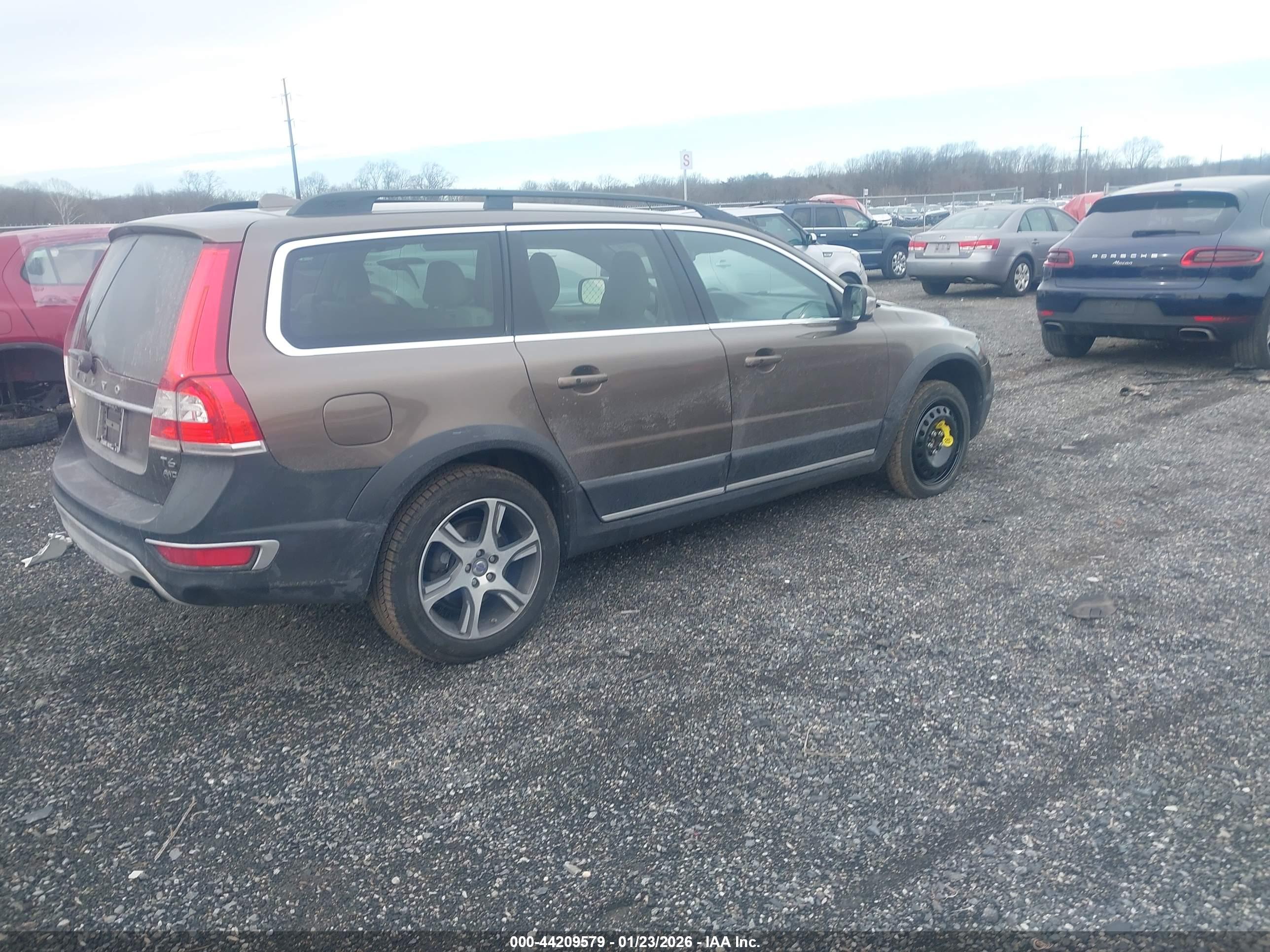 VOLVO XC70 image 4