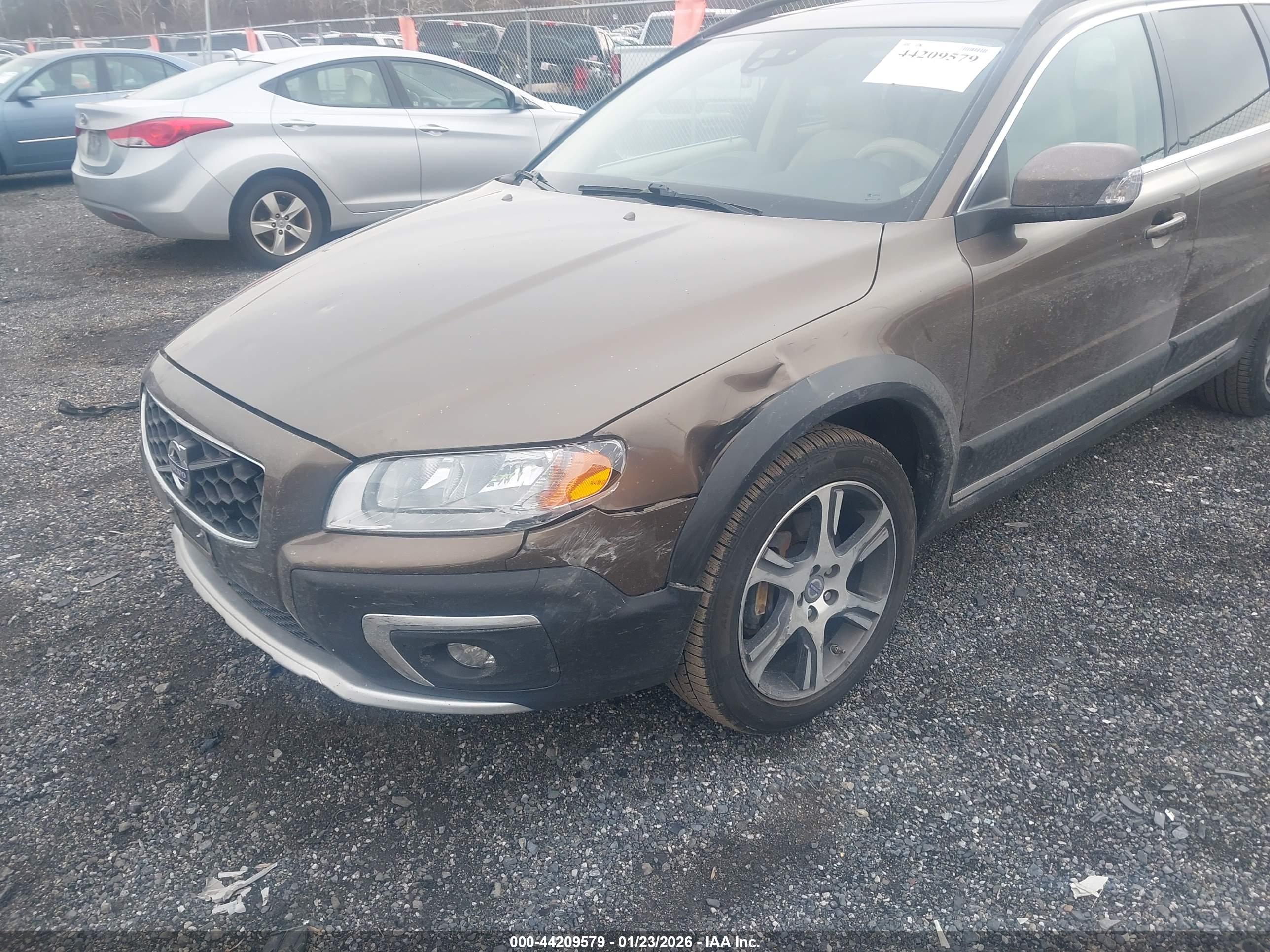VOLVO XC70 image 6