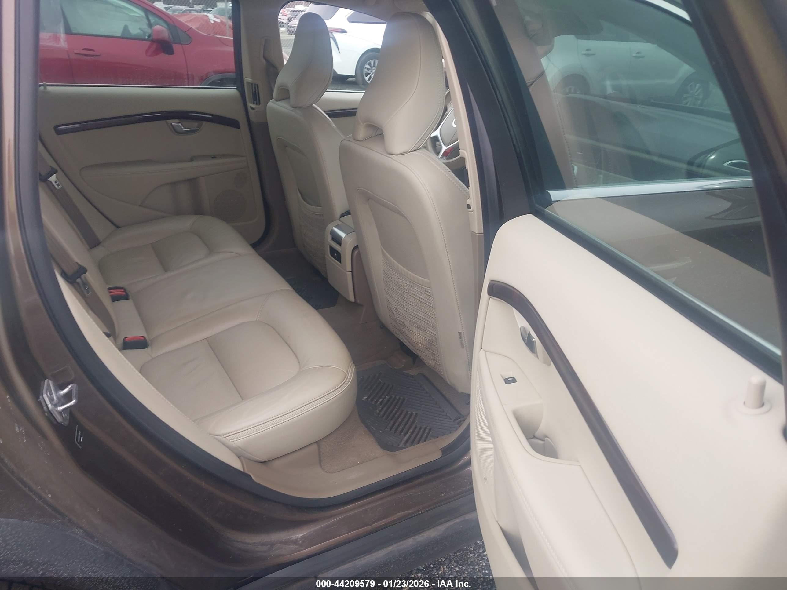 VOLVO XC70 image 8
