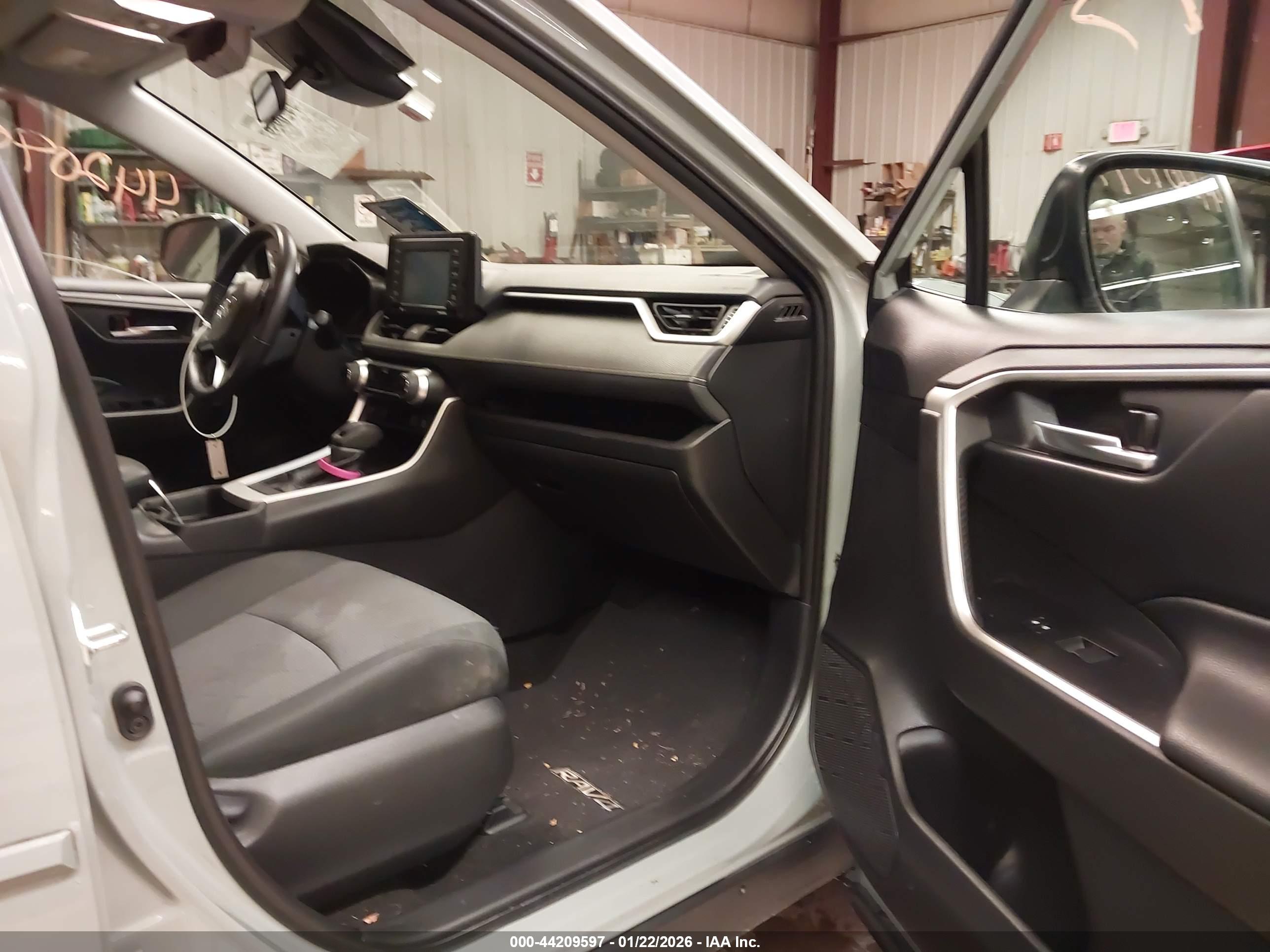 TOYOTA RAV4 image 5
