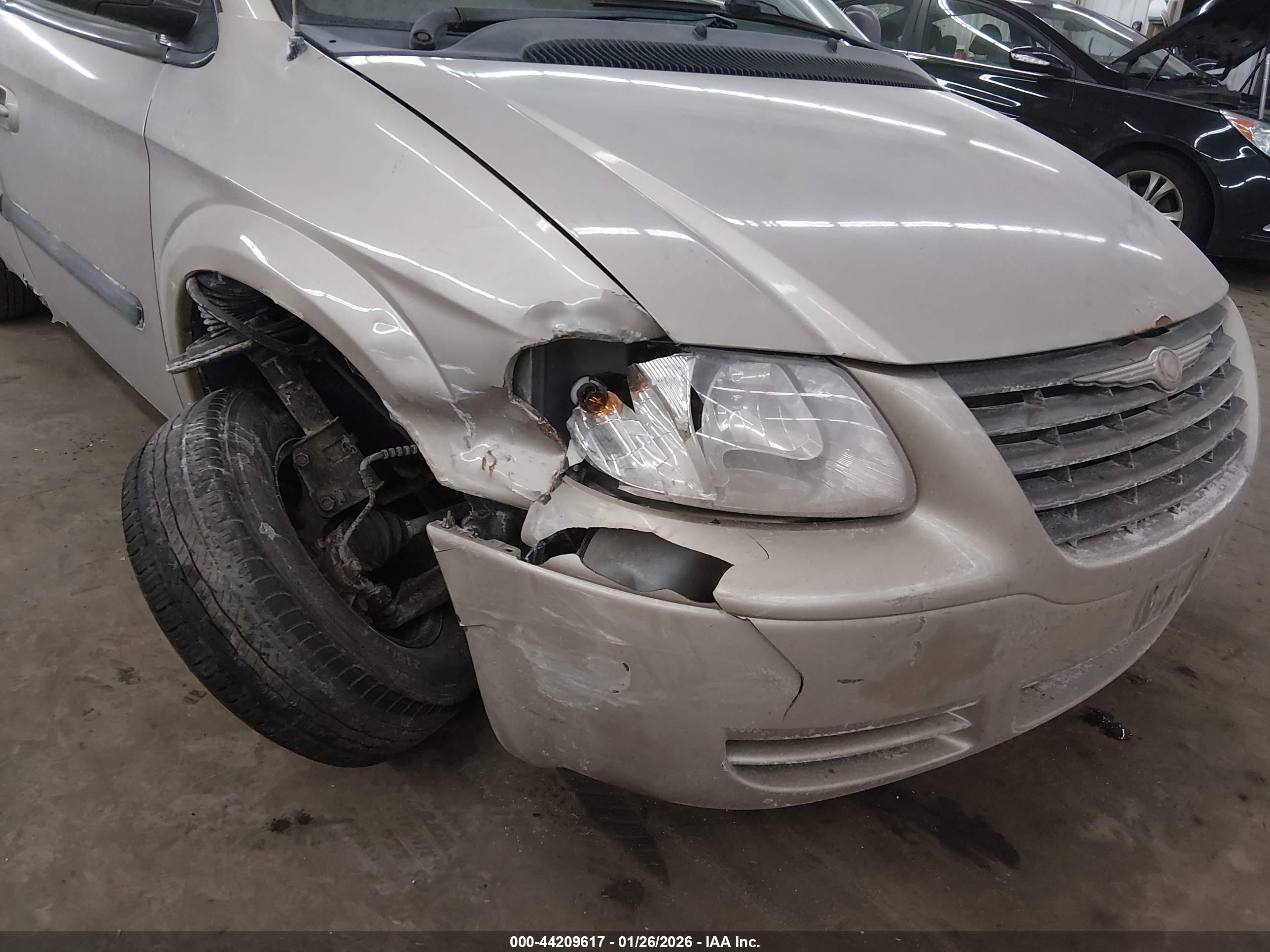 CHRYSLER TOWN image 6