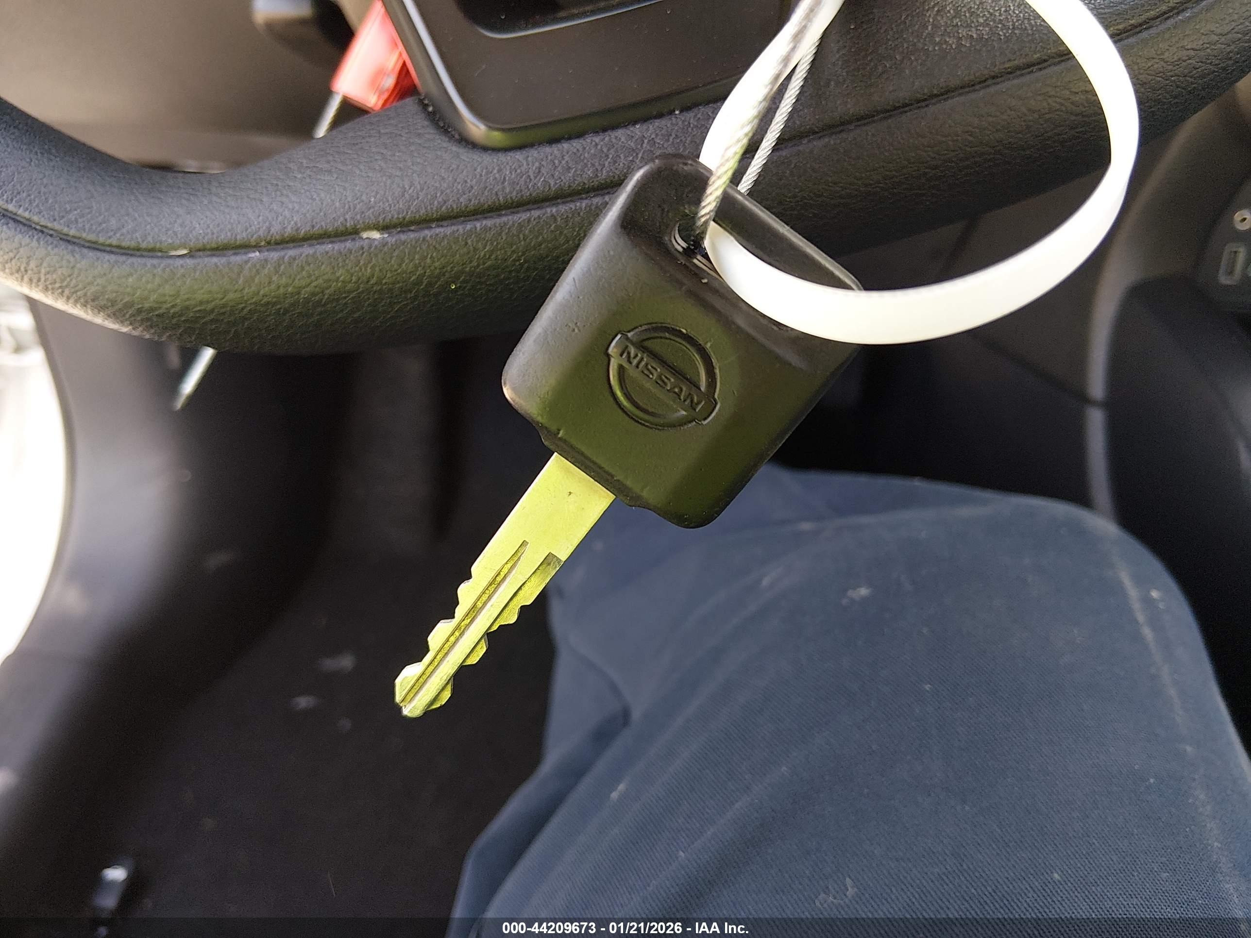 NISSAN VERSA image 11