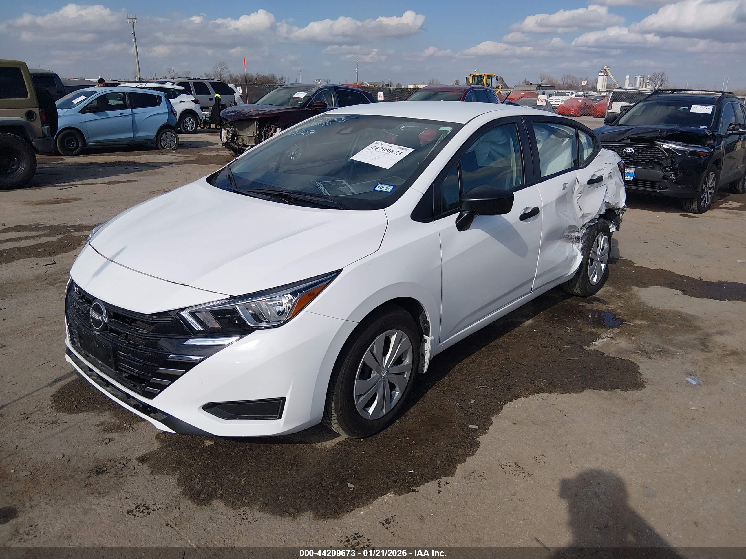 NISSAN VERSA image 2