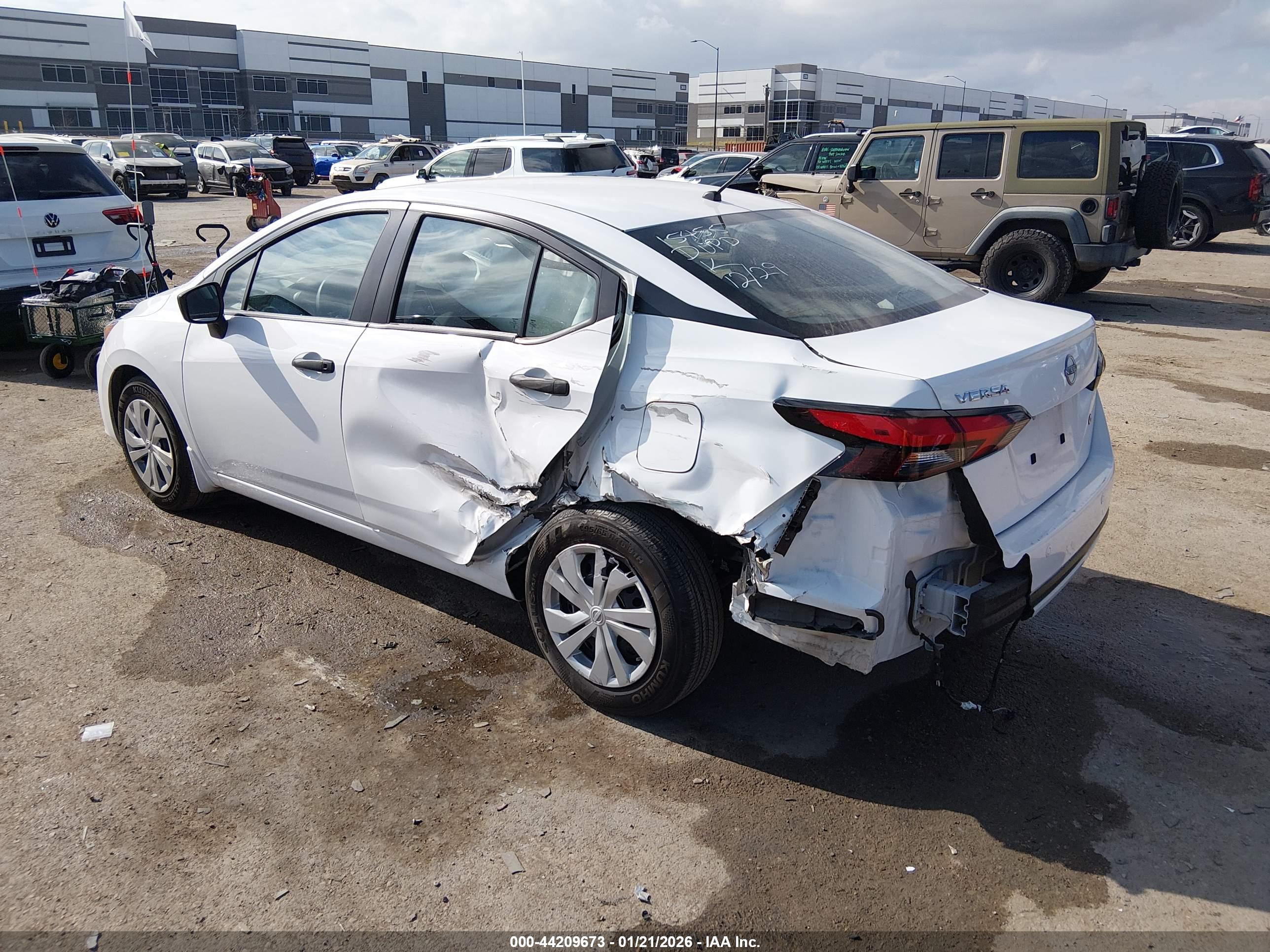 NISSAN VERSA image 3