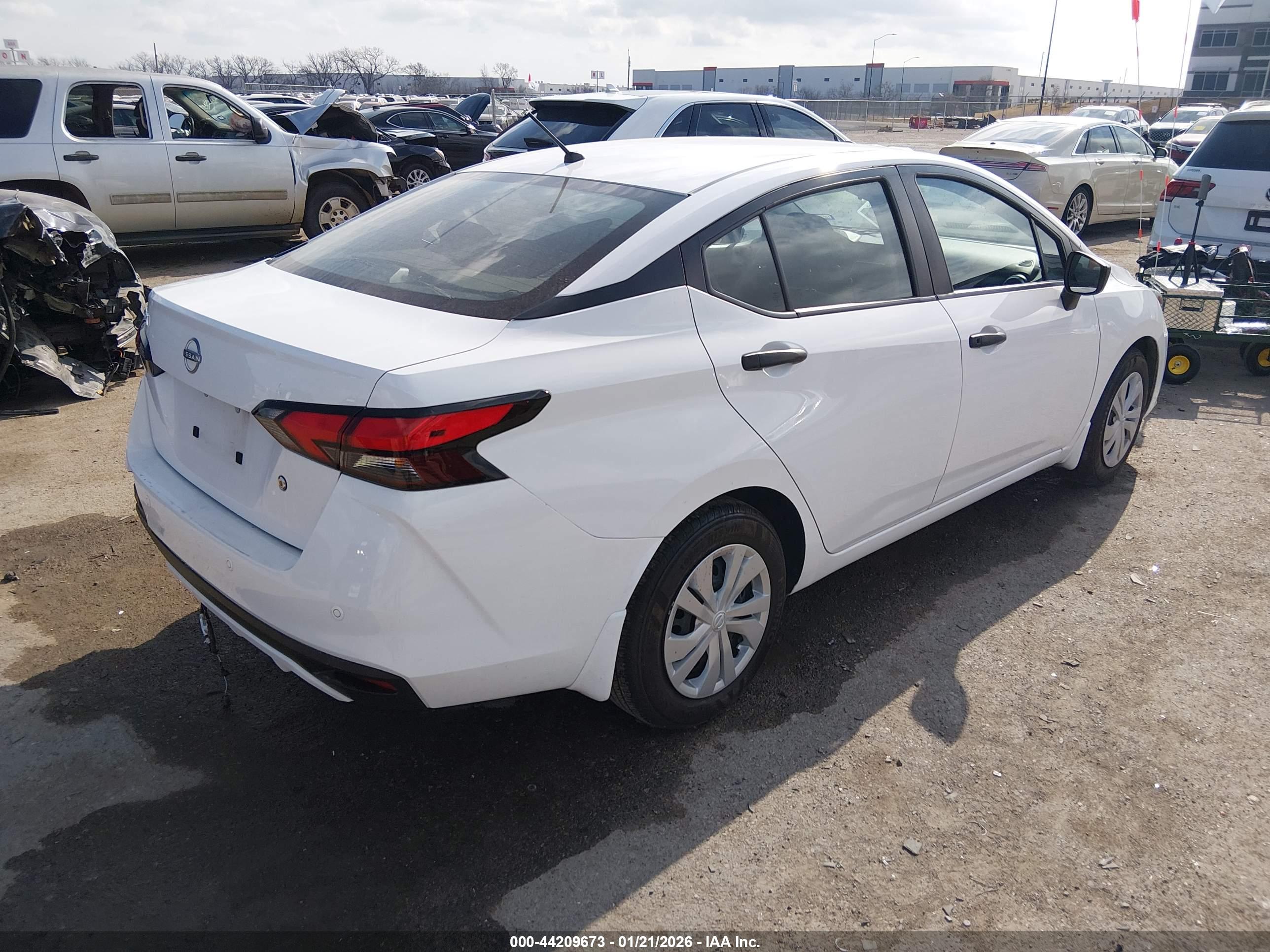 NISSAN VERSA image 4