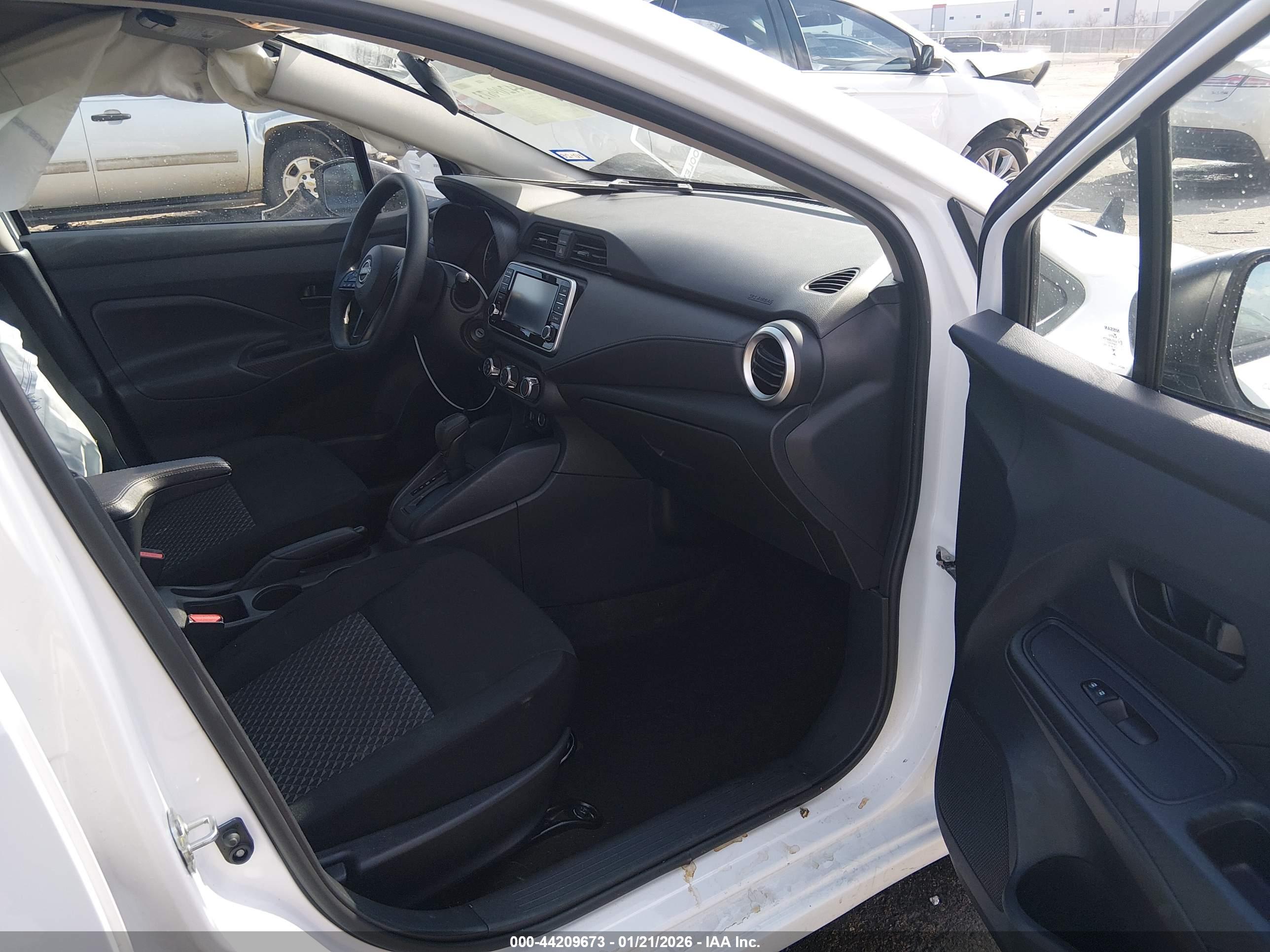 NISSAN VERSA image 5