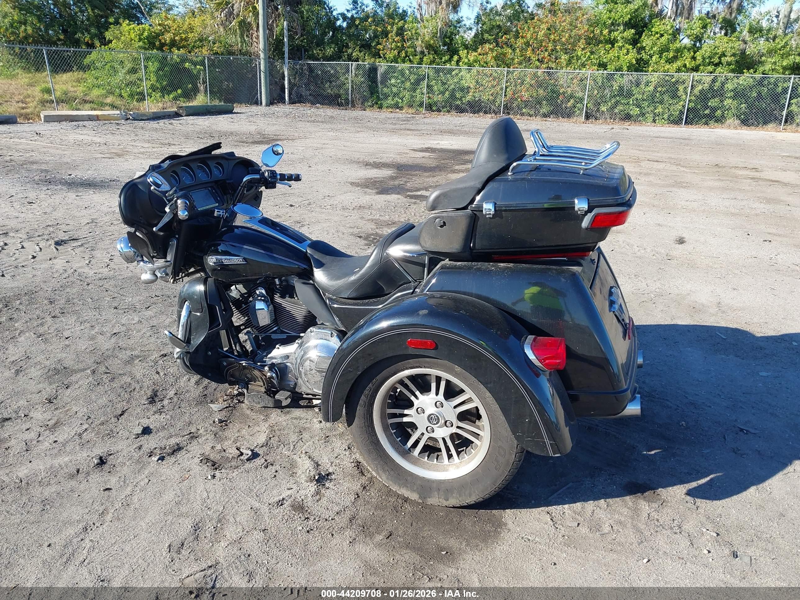 HARLEY-DAVIDSON FLHTCUTG image 3