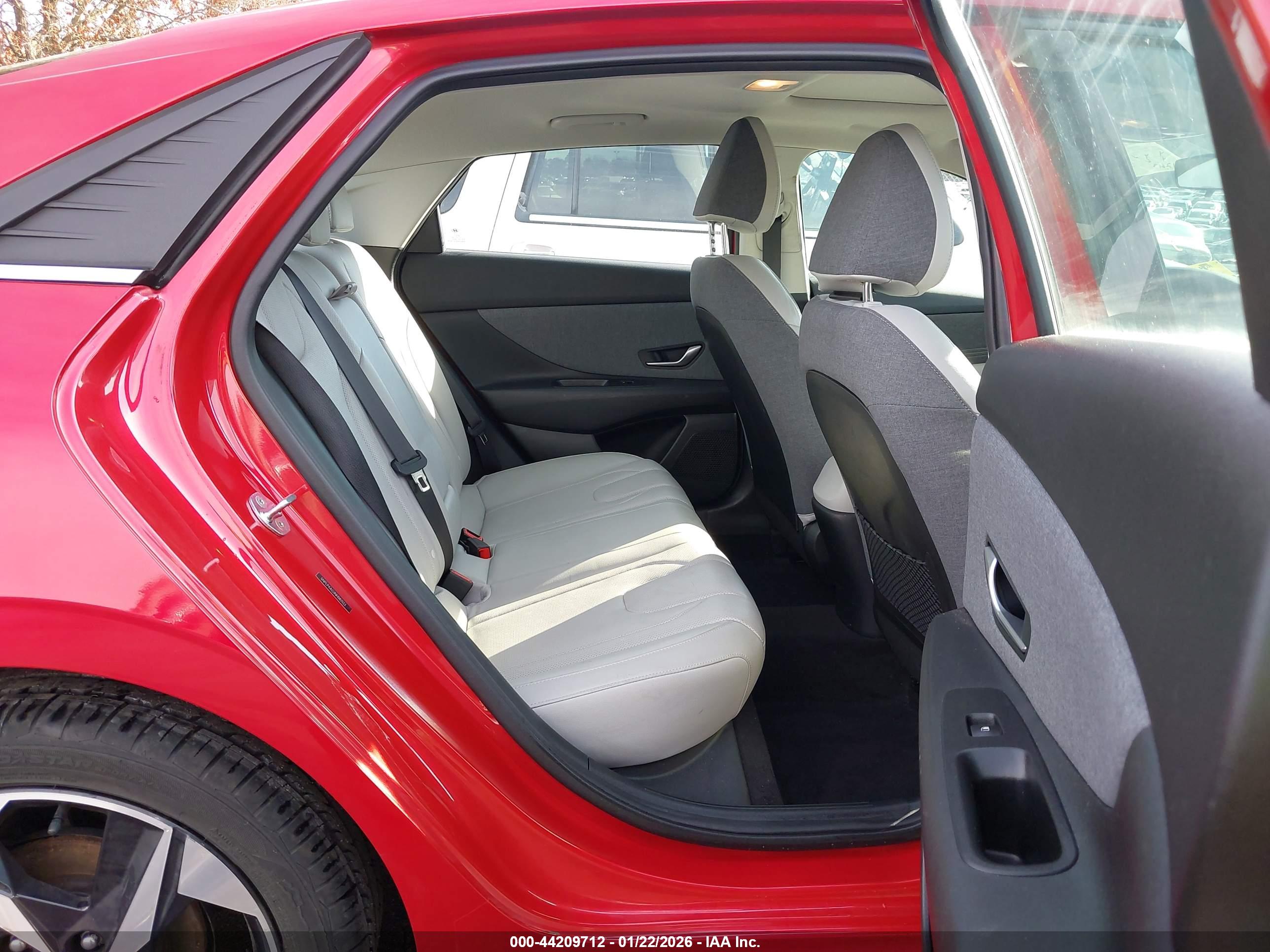 HYUNDAI ELANTRA image 8