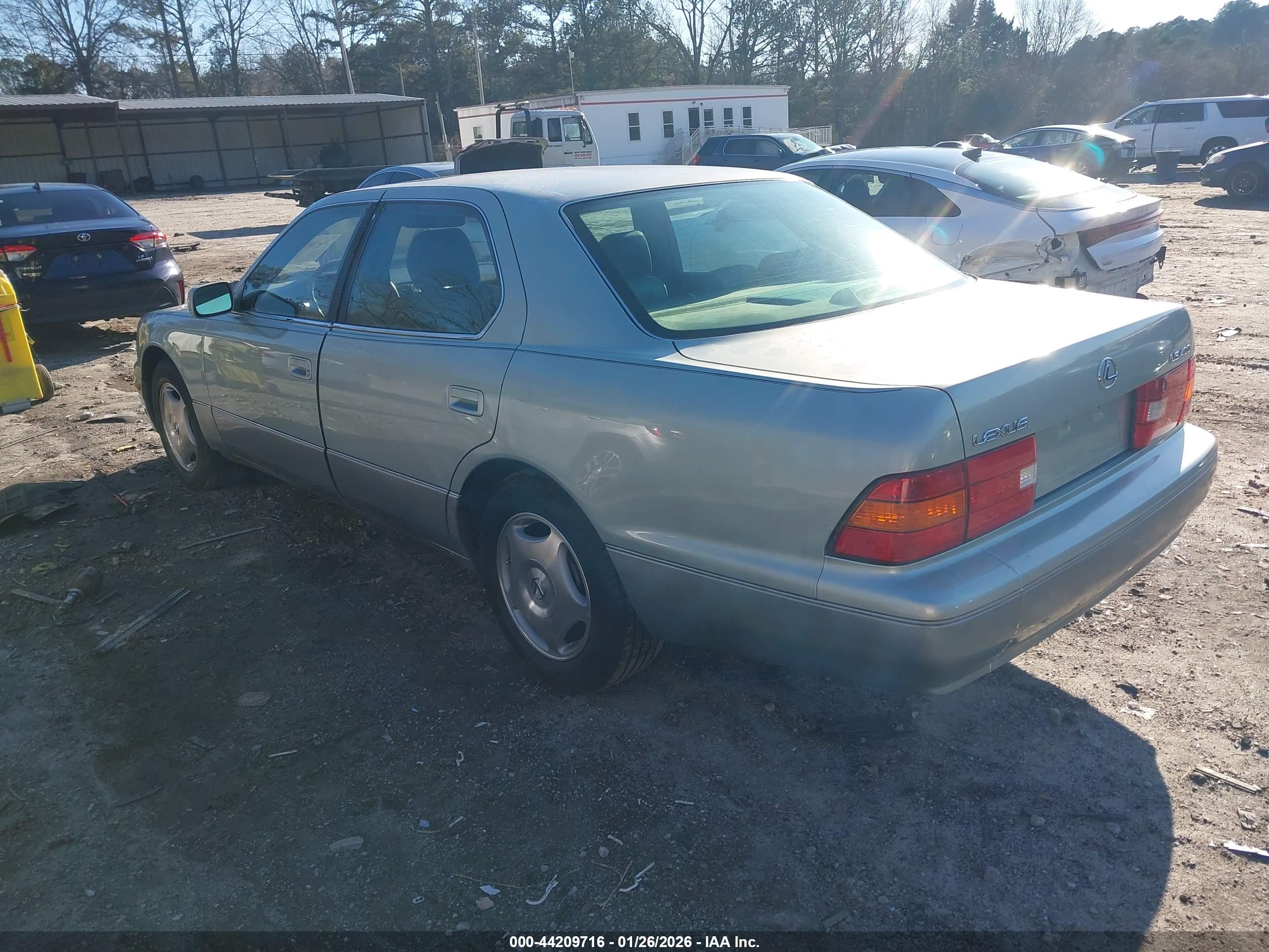 LEXUS LS image 3