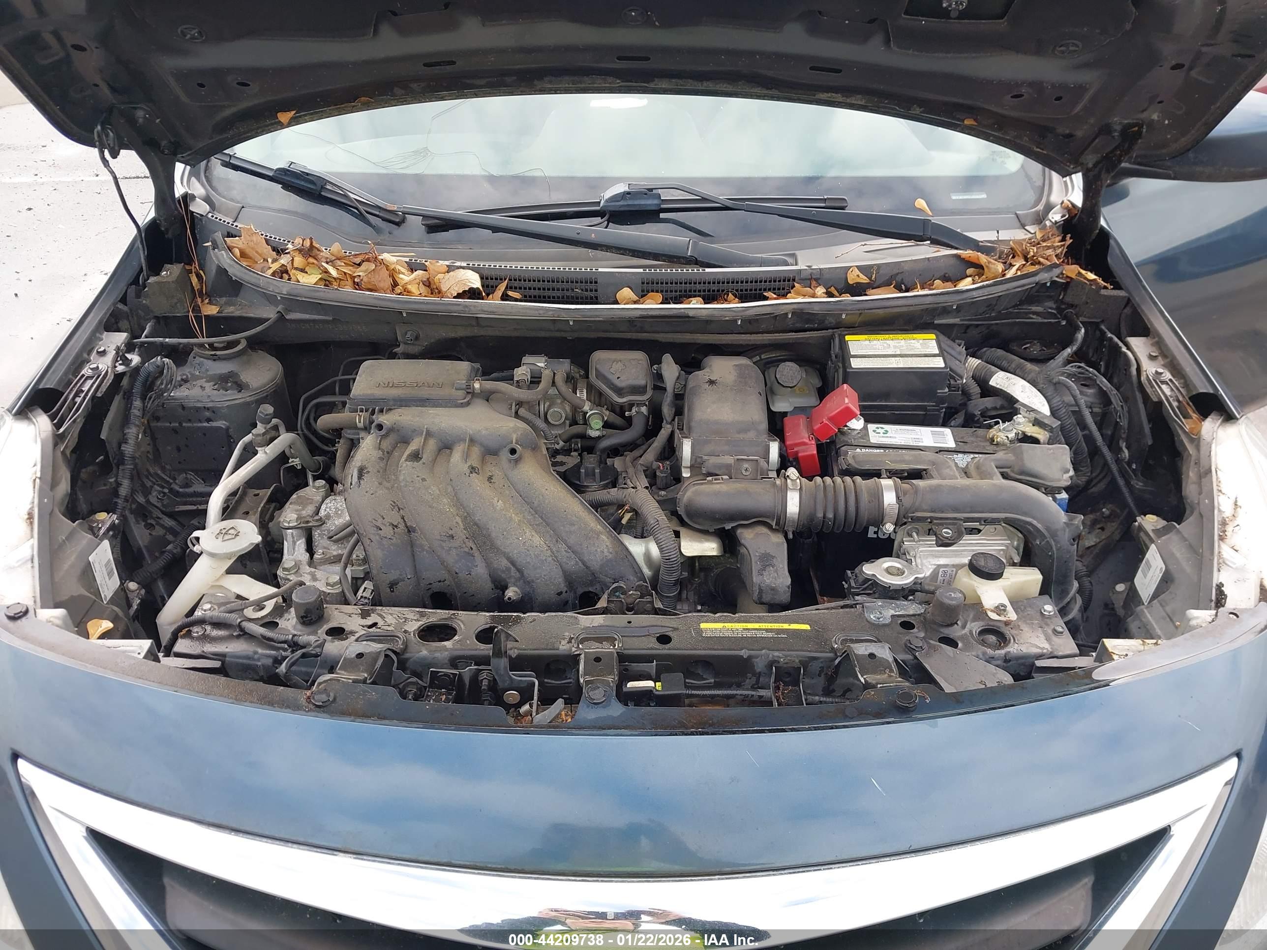 NISSAN VERSA image 10