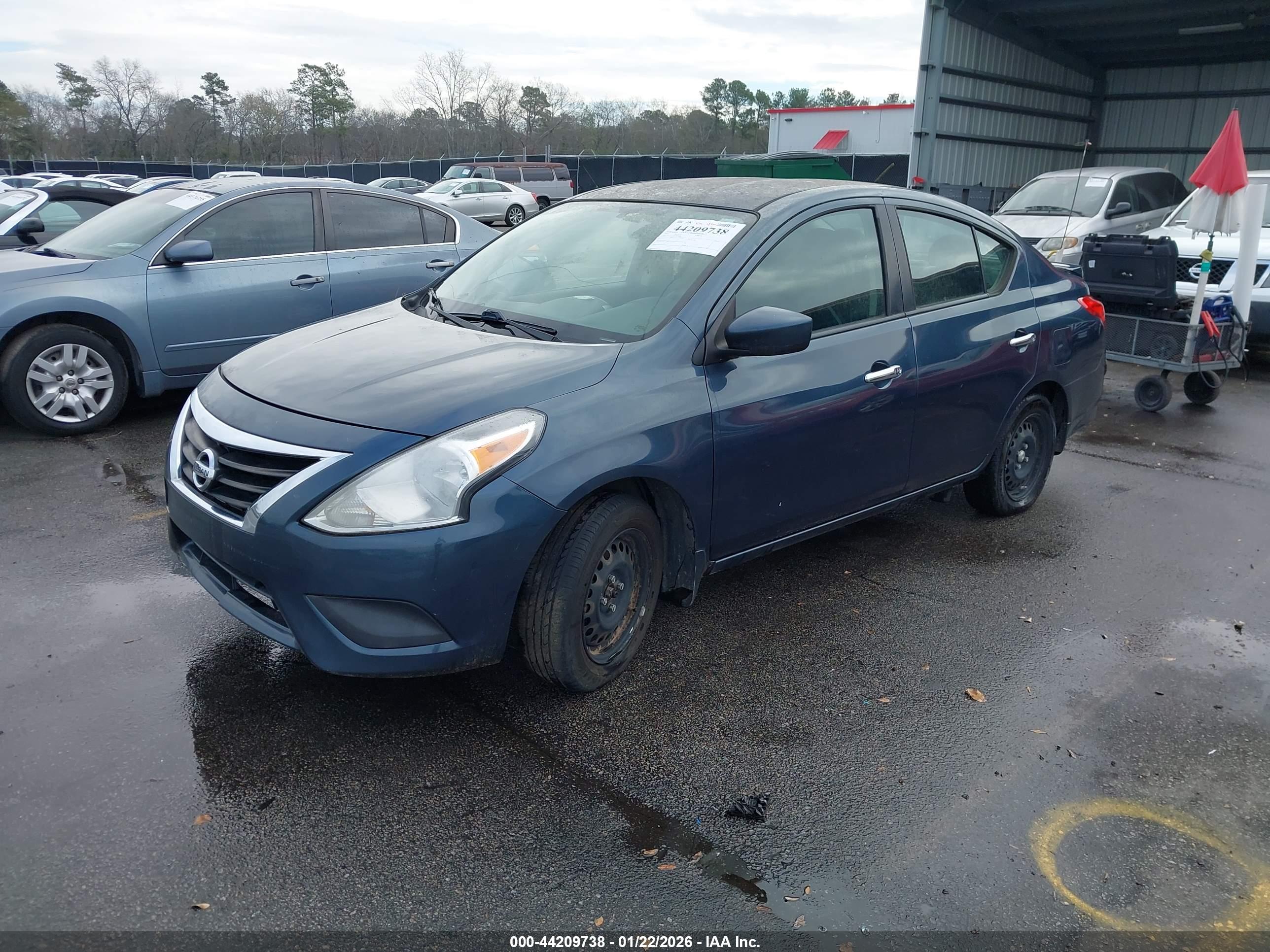 NISSAN VERSA image 2