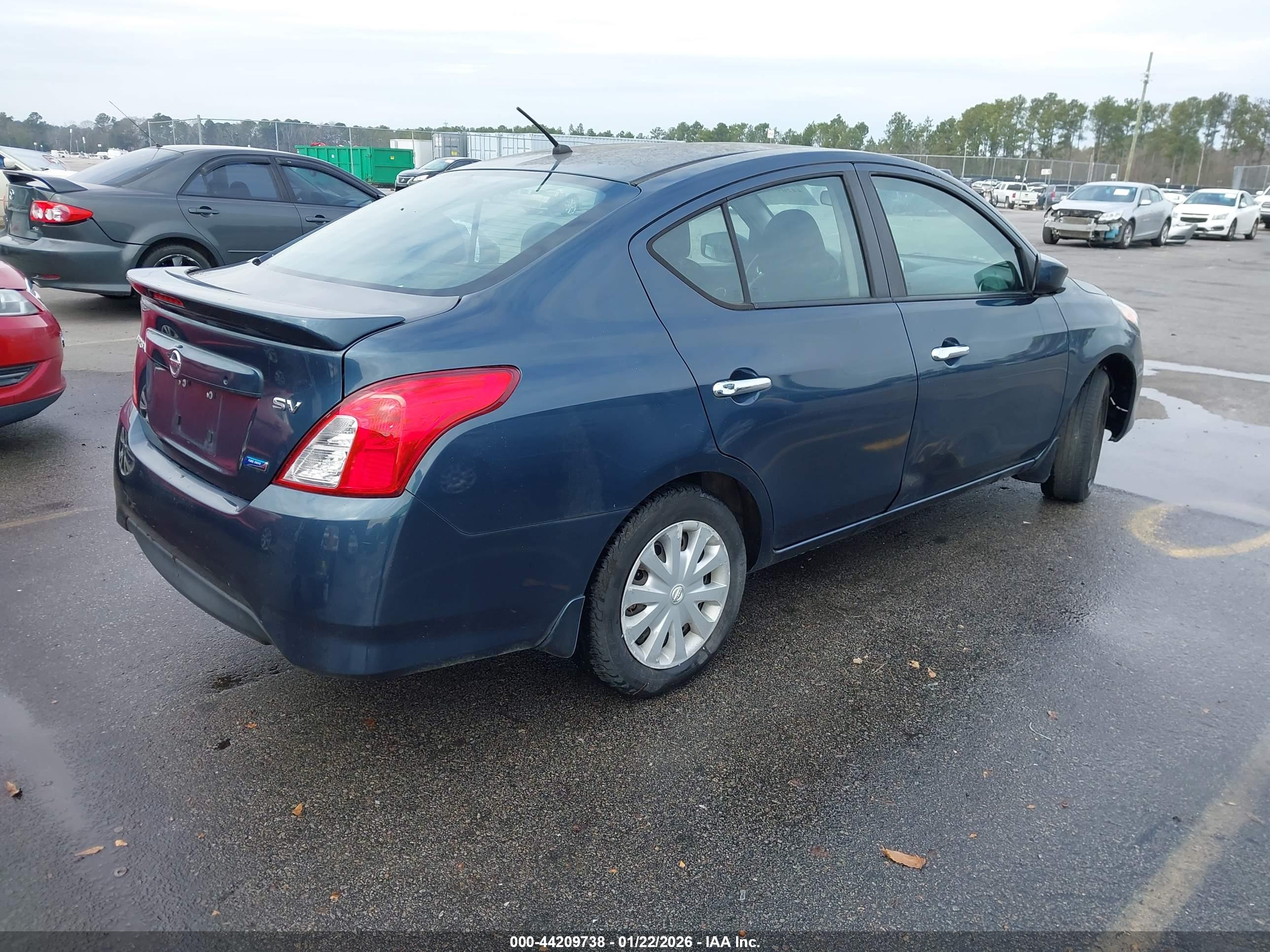 NISSAN VERSA image 4