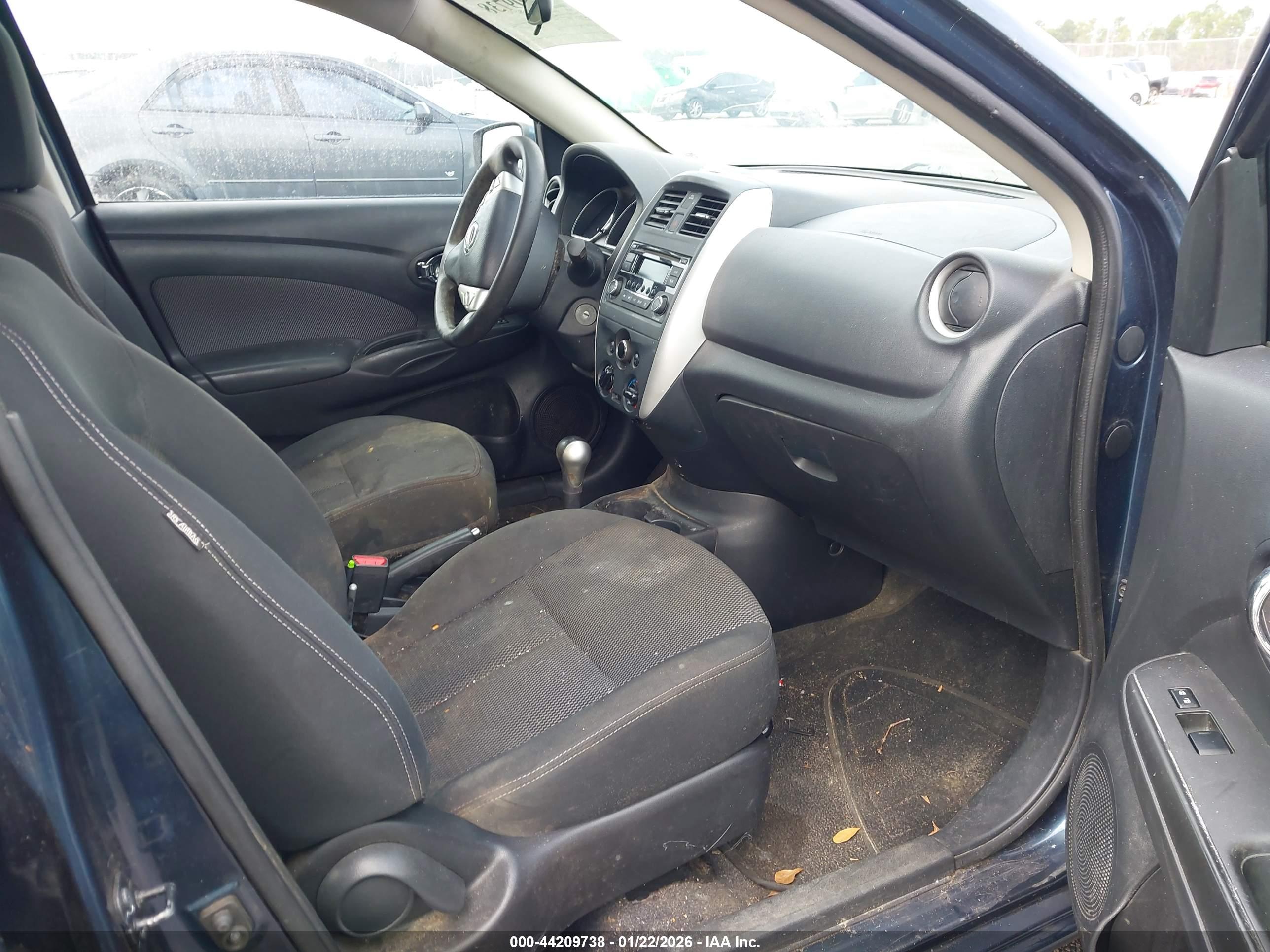 NISSAN VERSA image 5