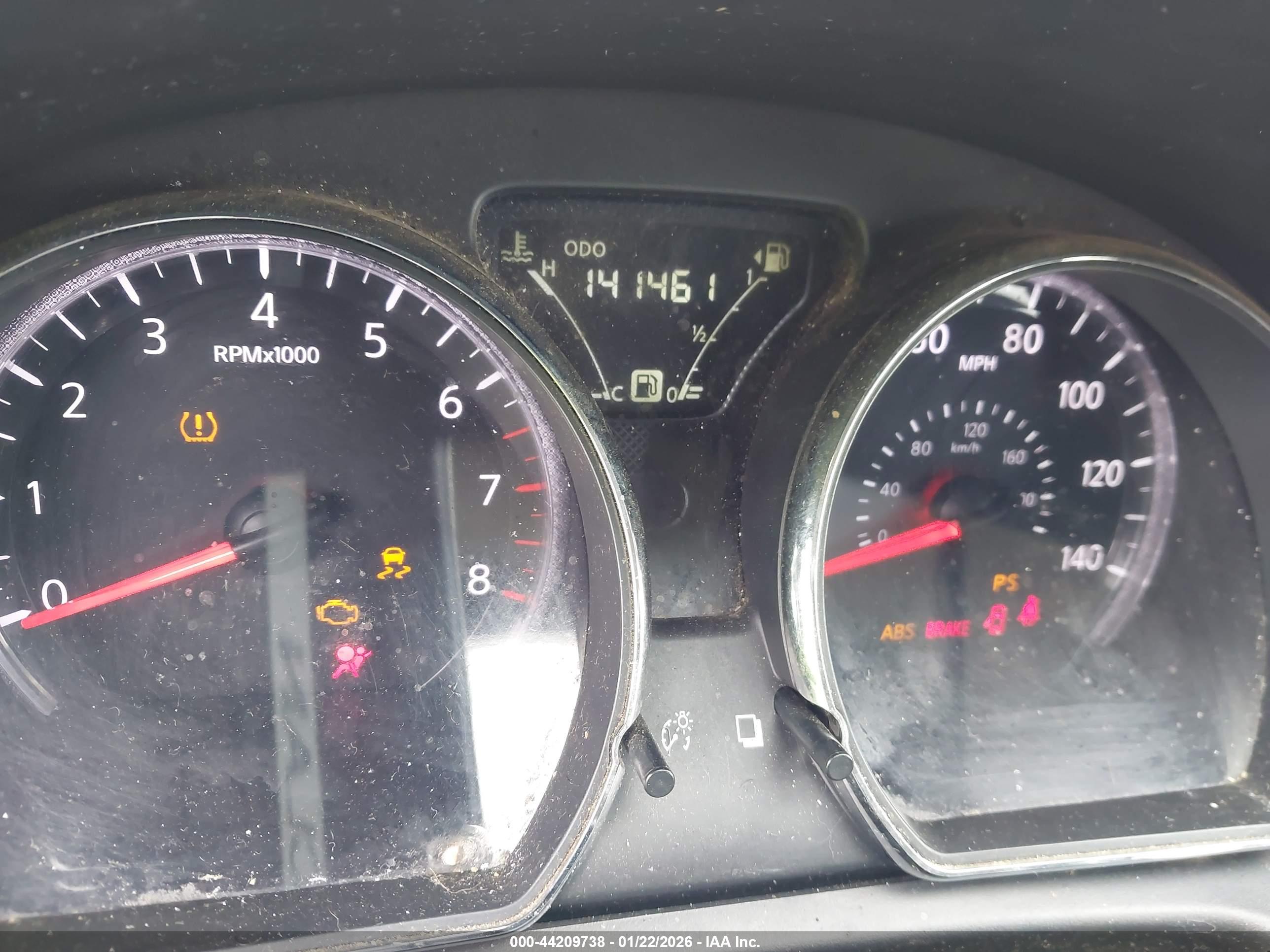 NISSAN VERSA image 7