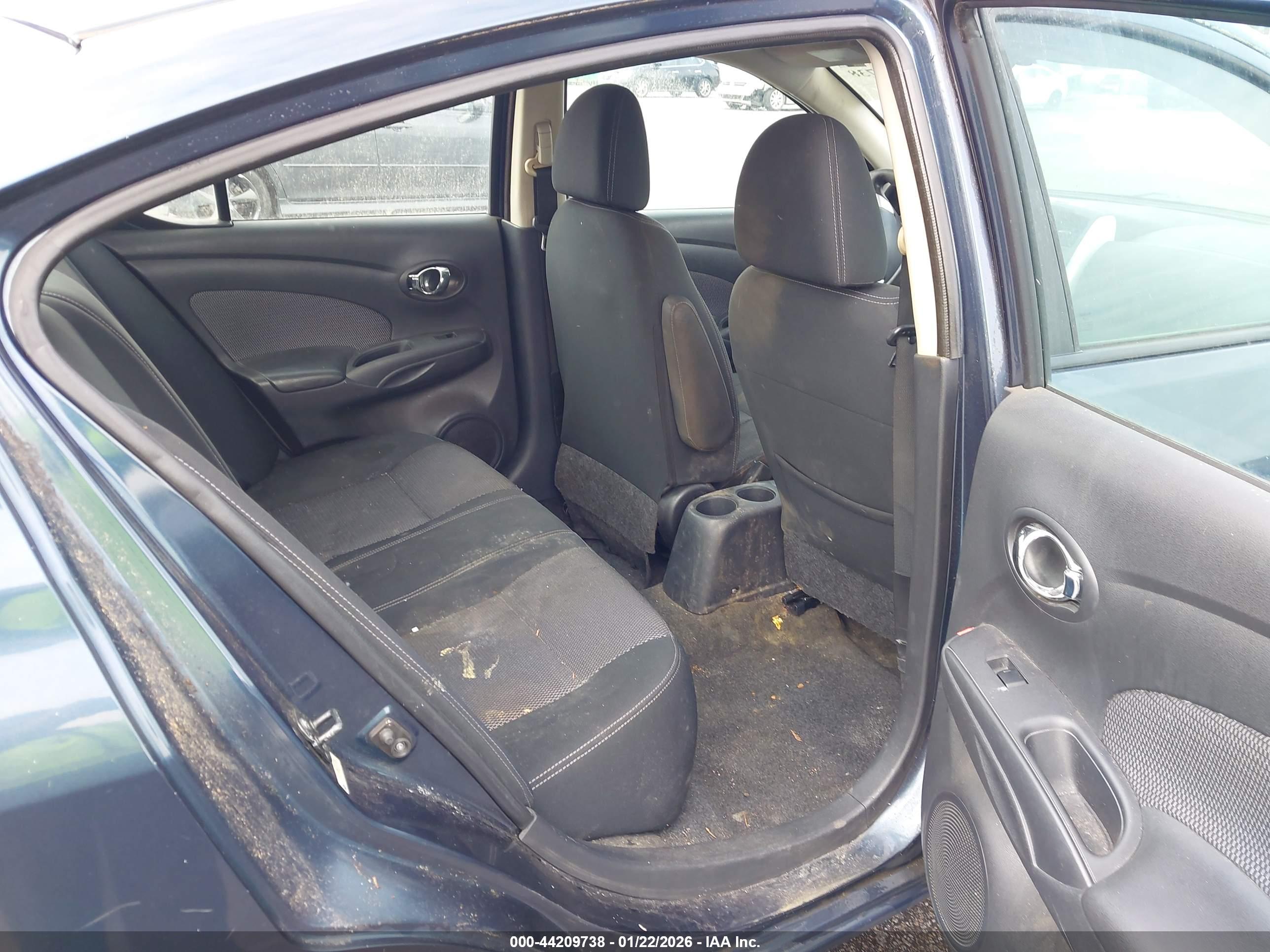 NISSAN VERSA image 8