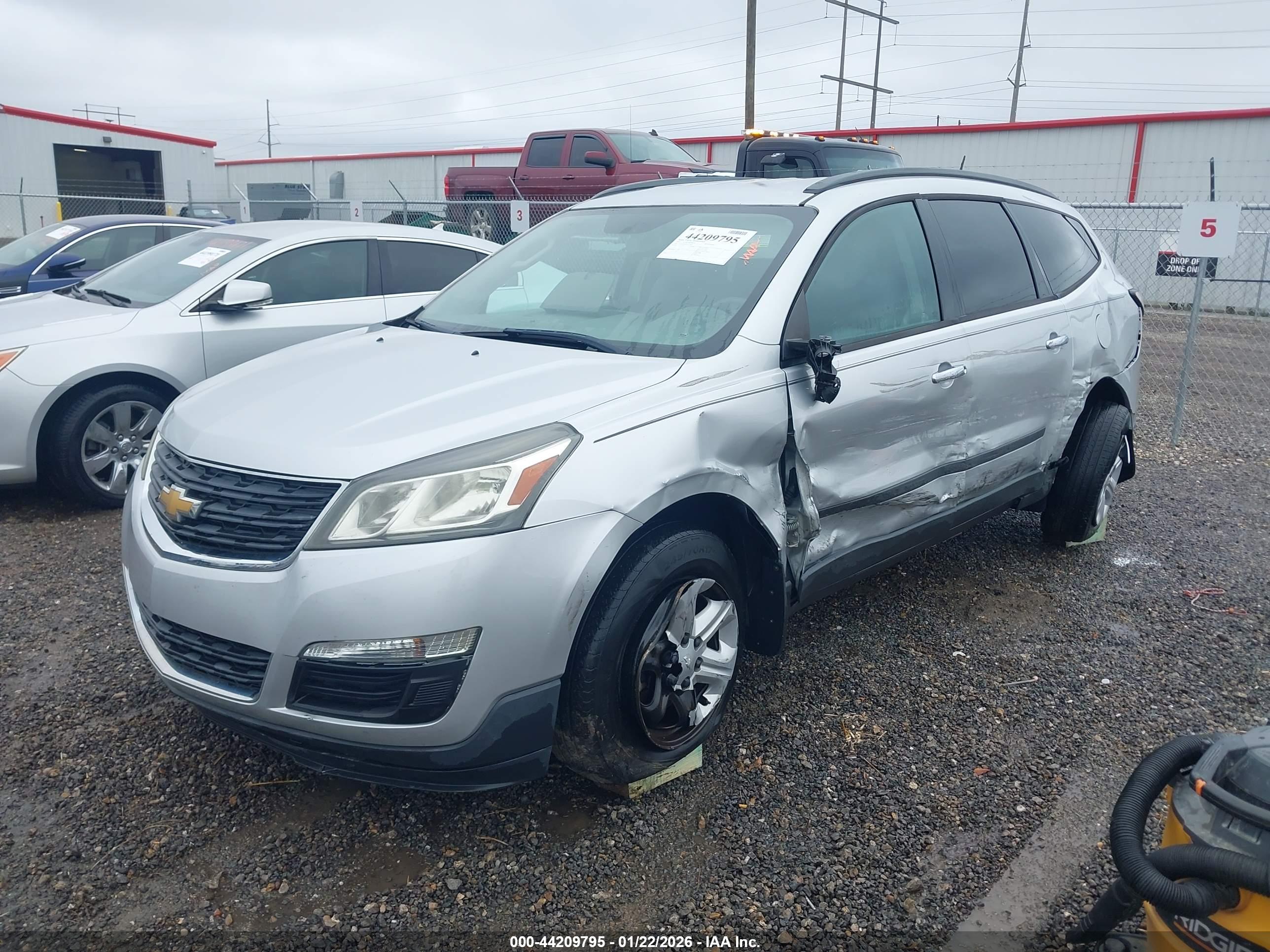 CHEVROLET TRAVERSE image 2