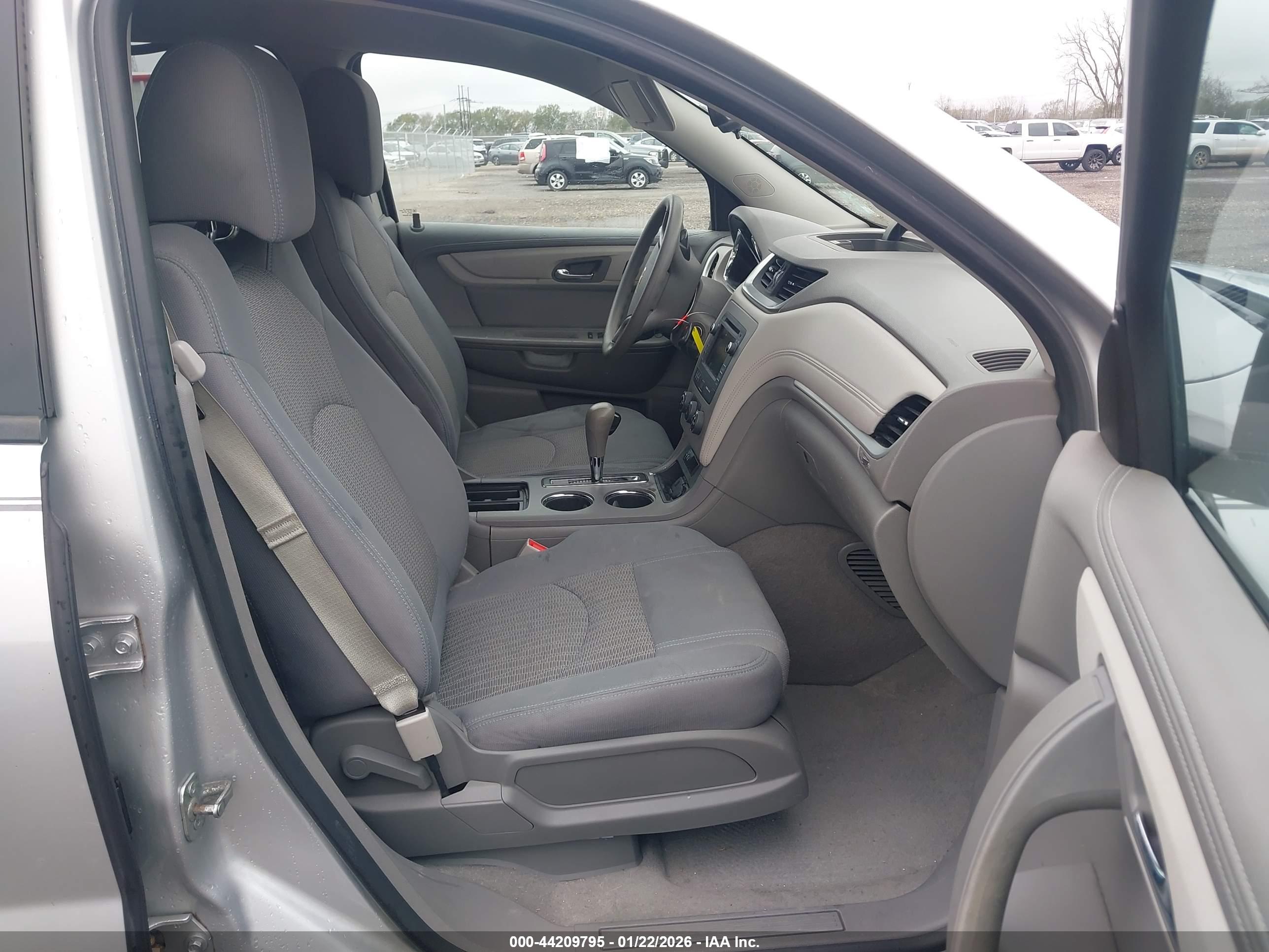 CHEVROLET TRAVERSE image 5