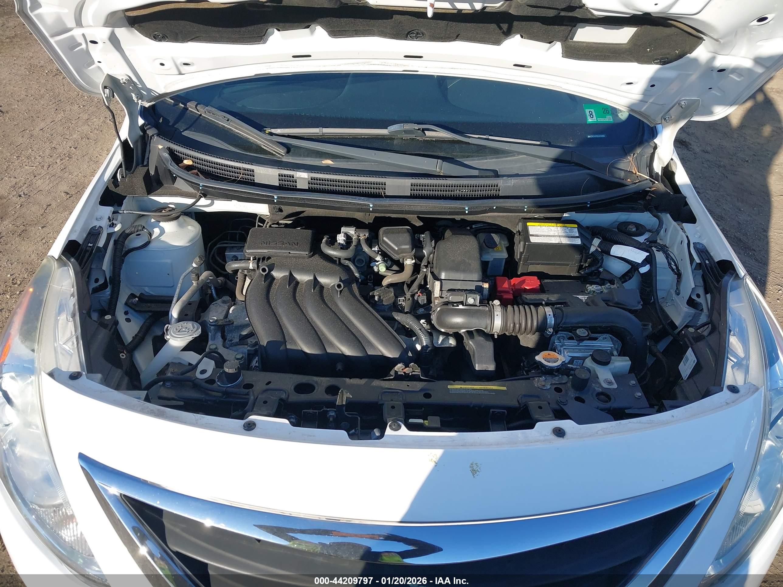 NISSAN VERSA image 10
