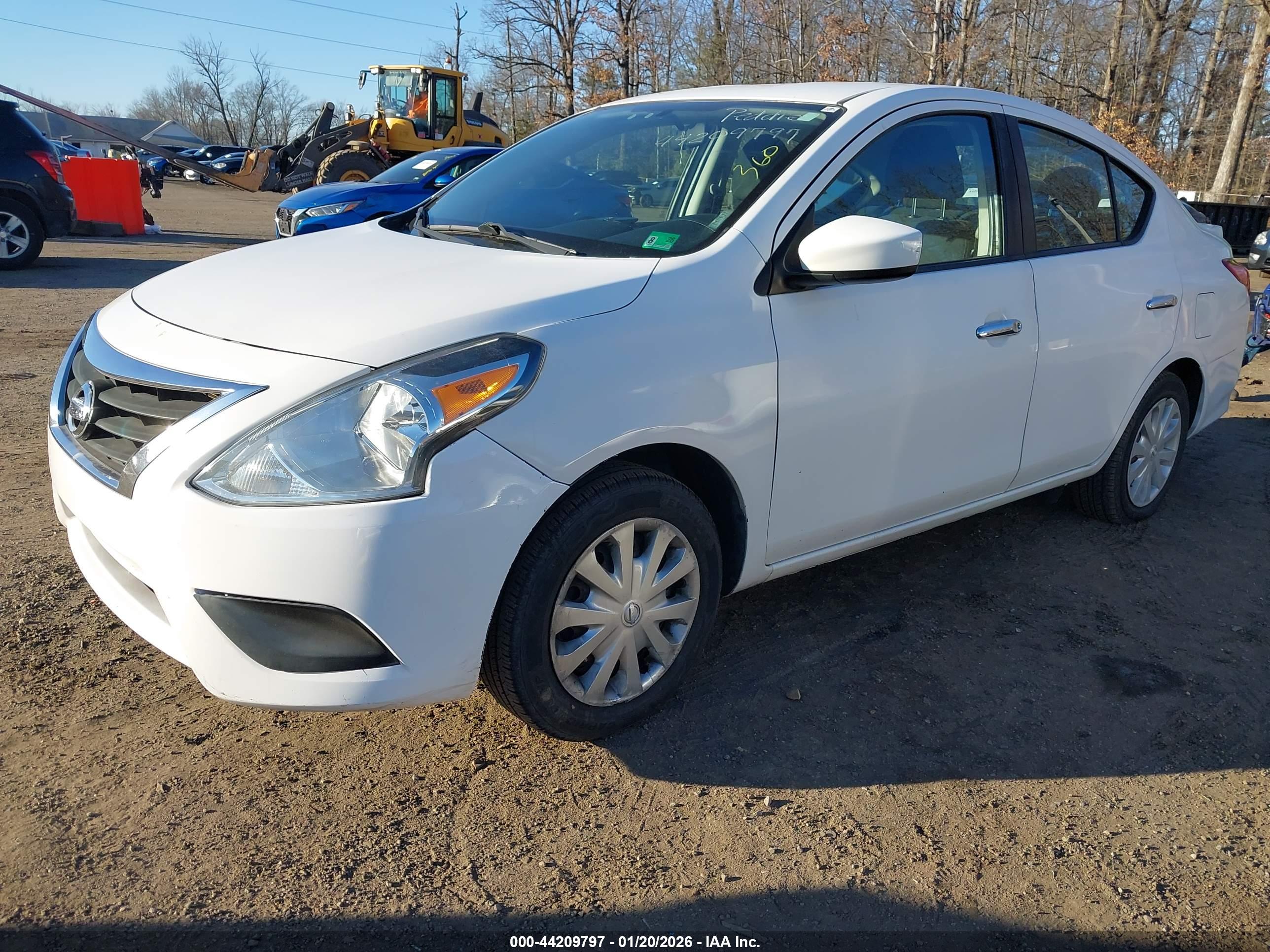 NISSAN VERSA image 2
