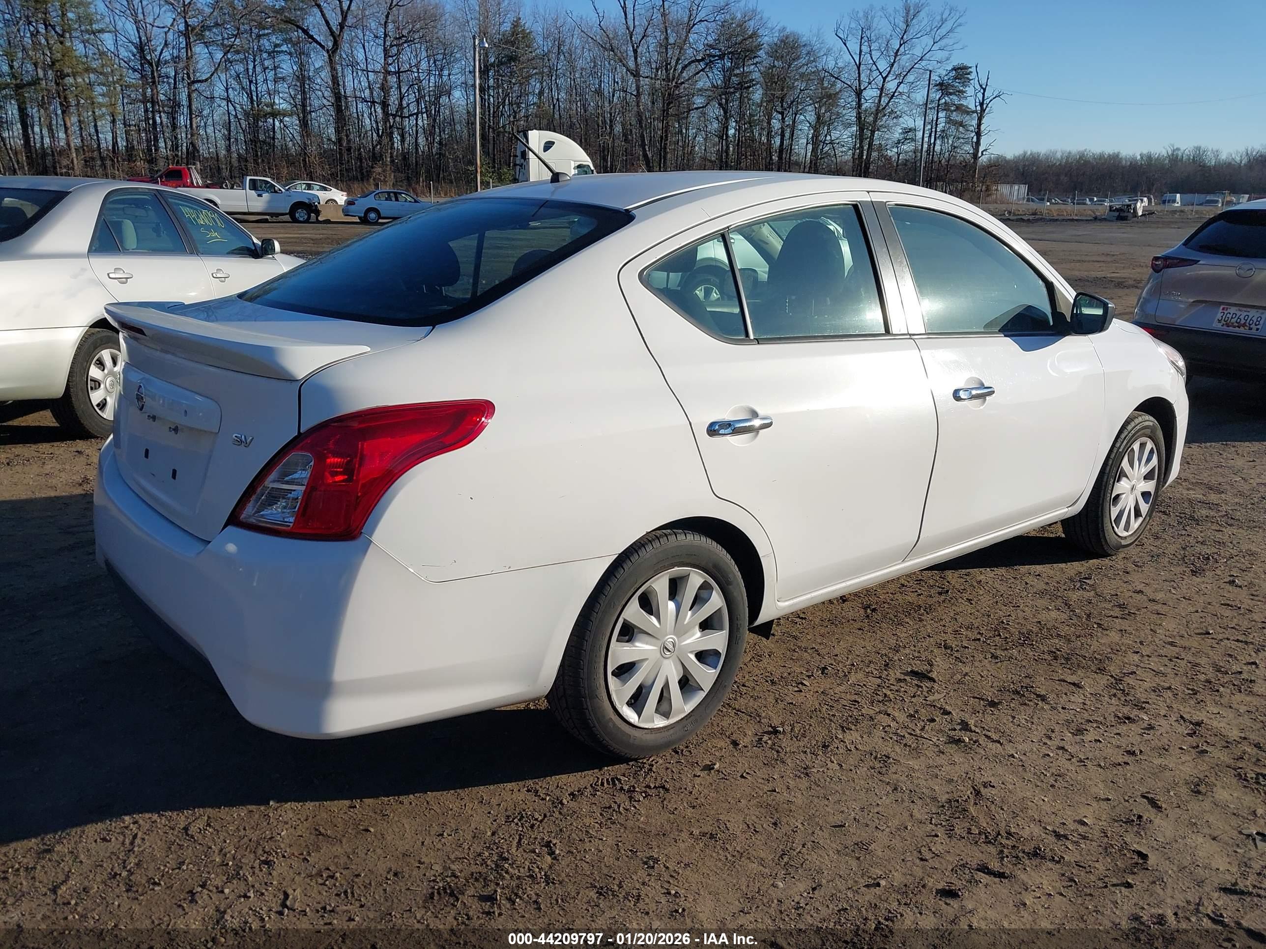 NISSAN VERSA image 4