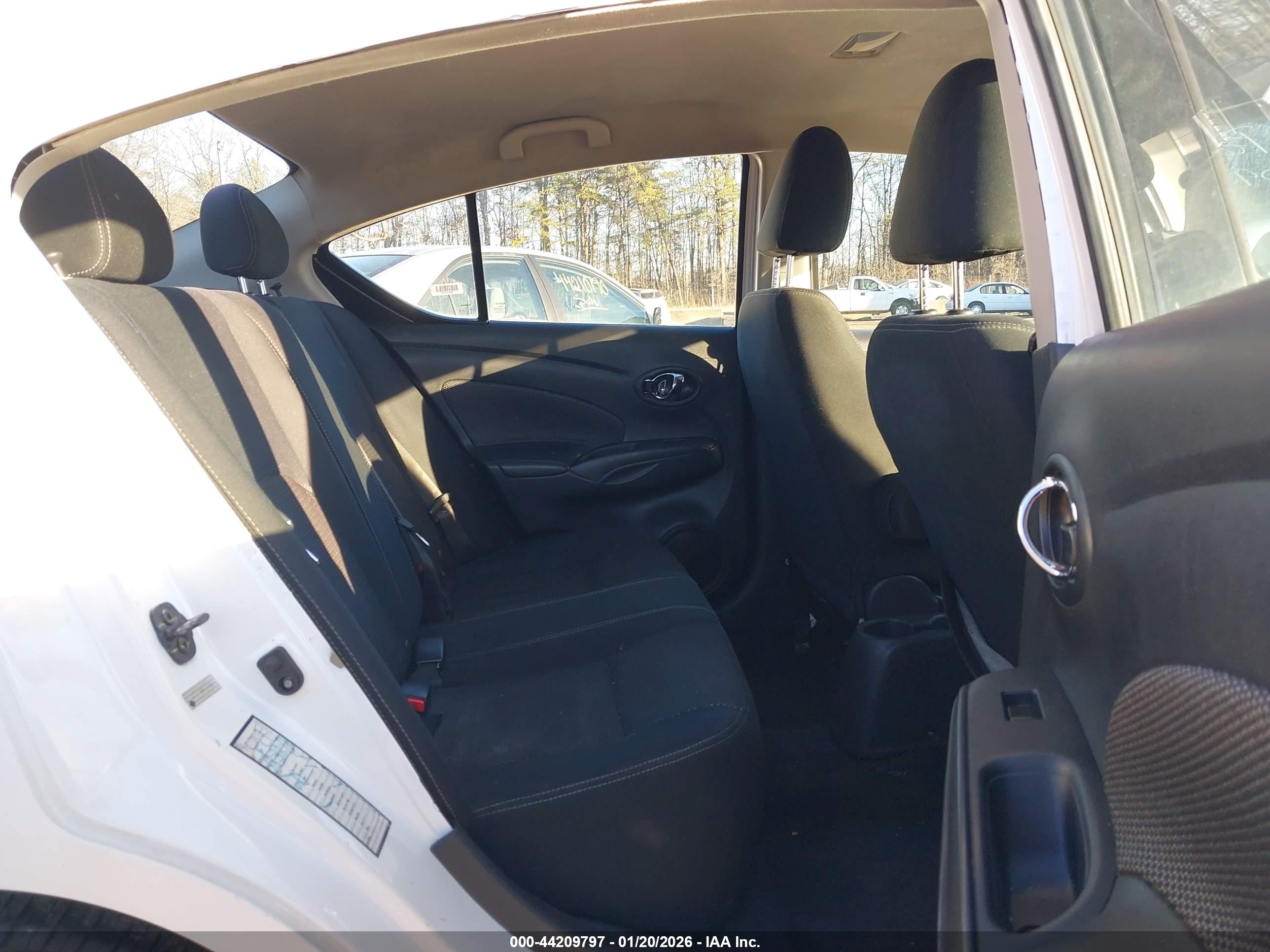 NISSAN VERSA image 8