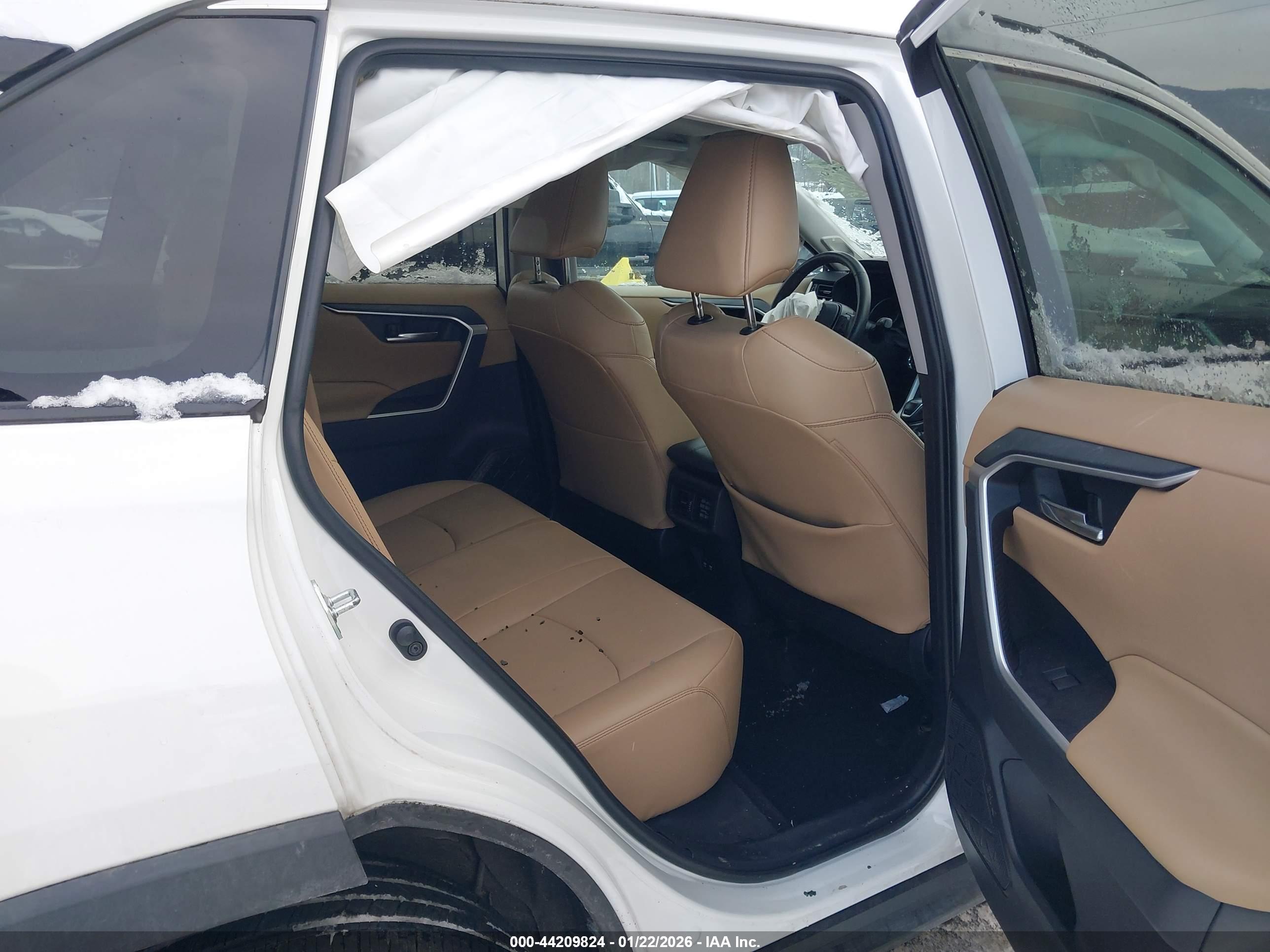 TOYOTA RAV4 image 8