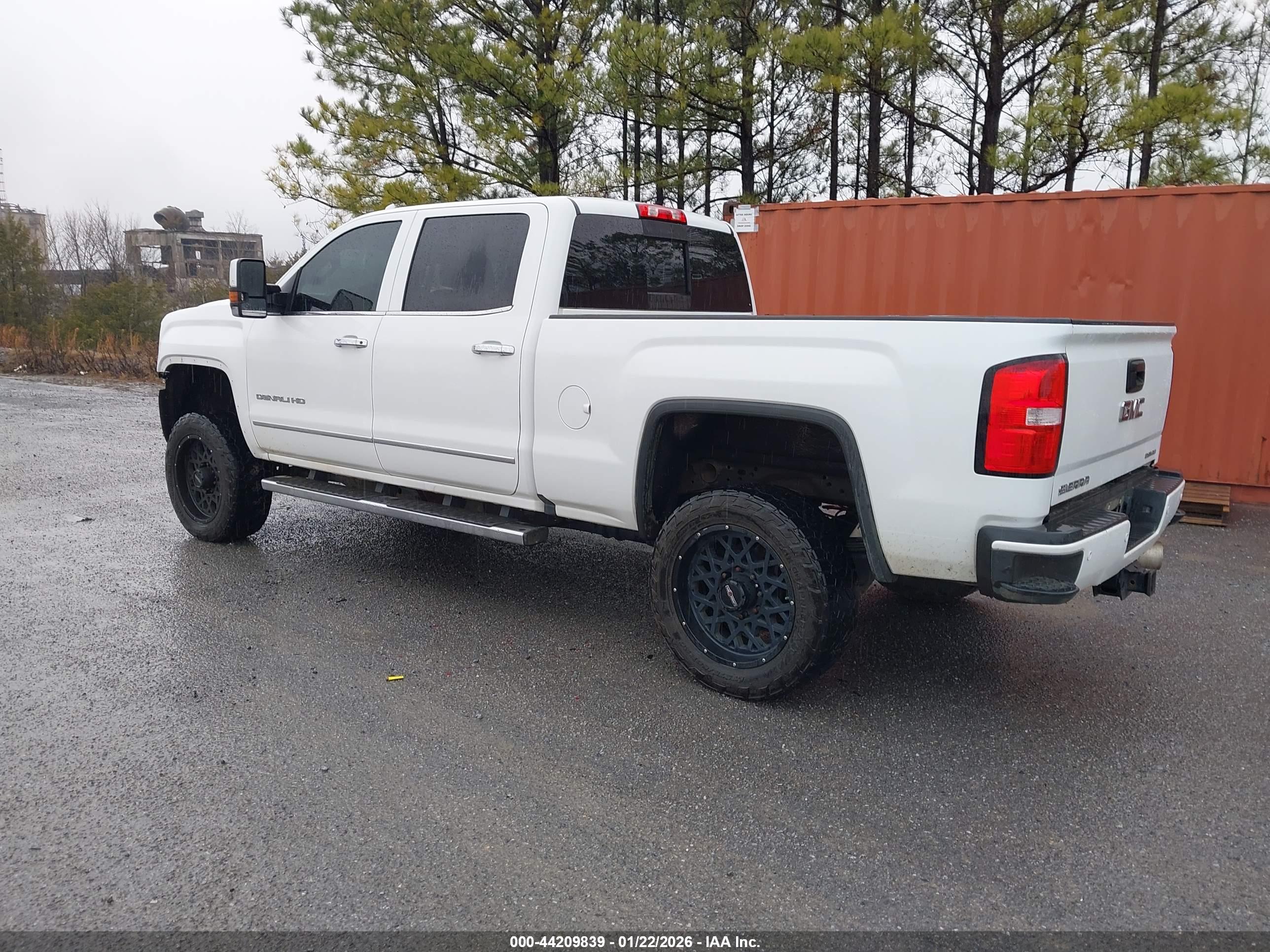 GMC SIERRA image 3