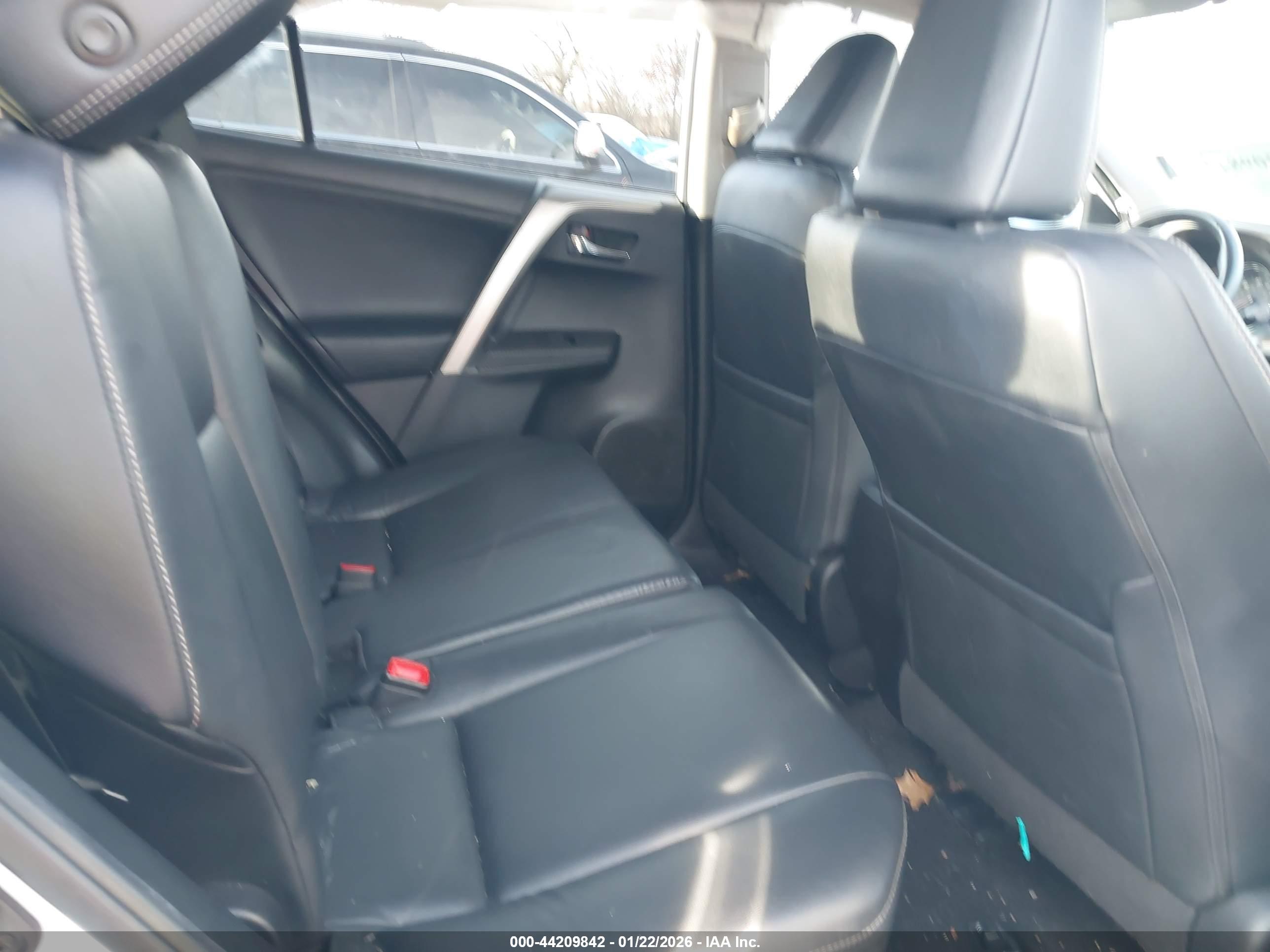 TOYOTA RAV4 image 8