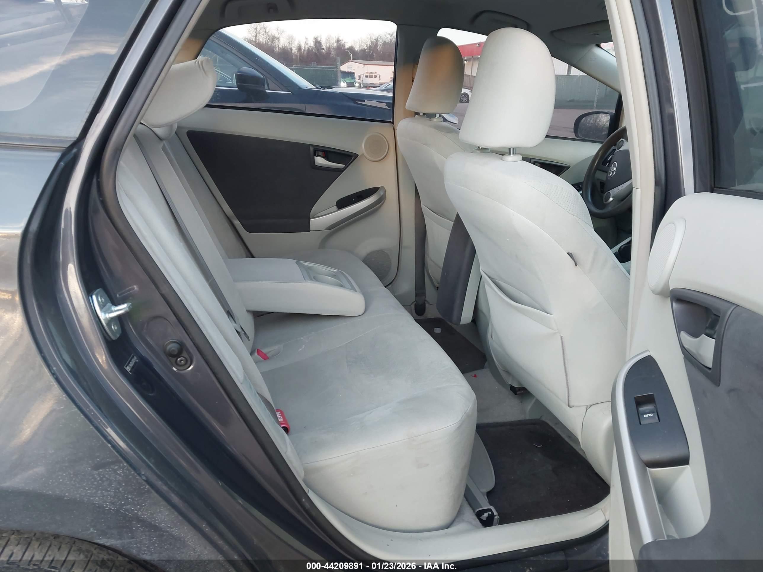 TOYOTA PRIUS image 8