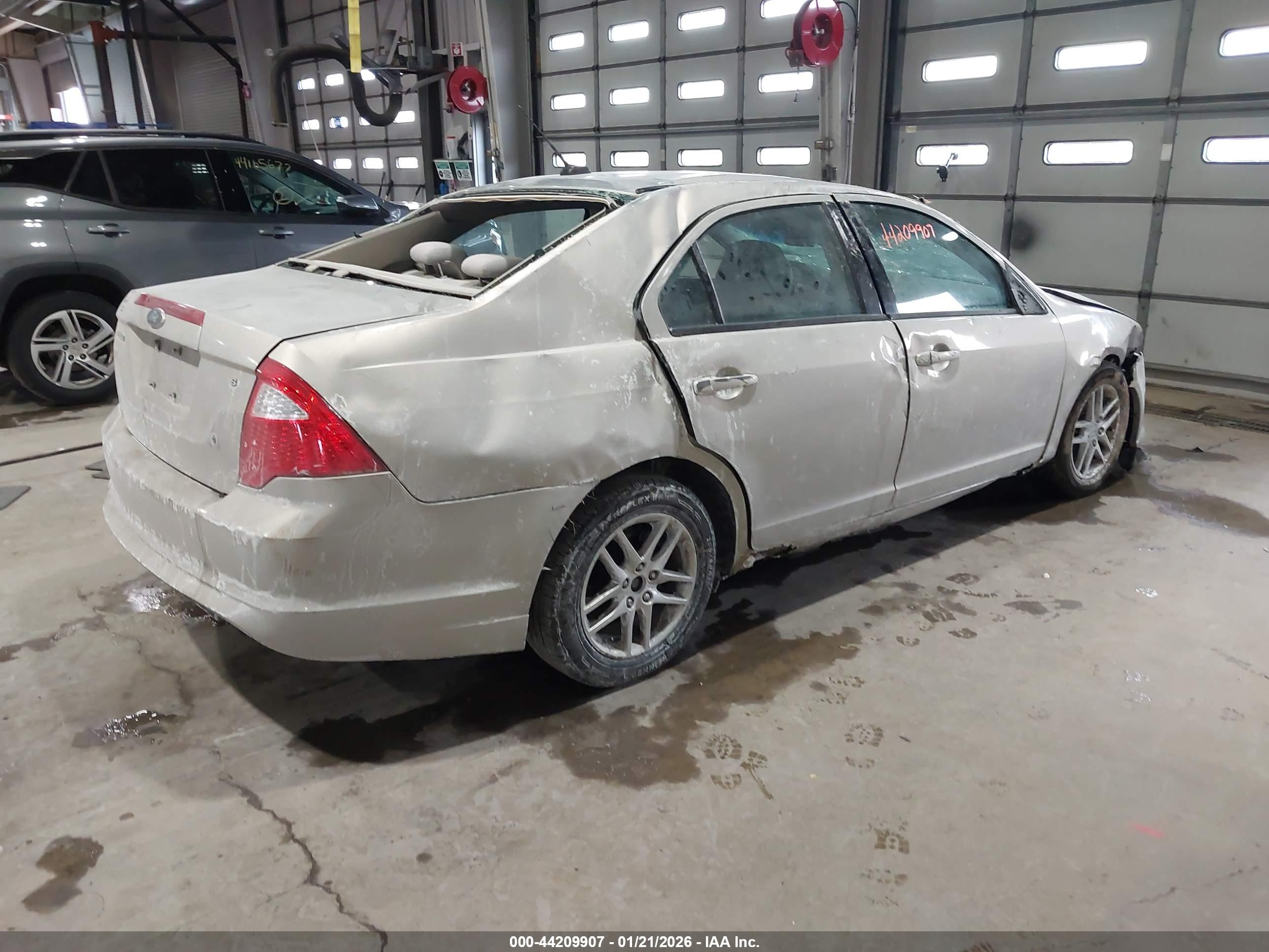 FORD FUSION image 4