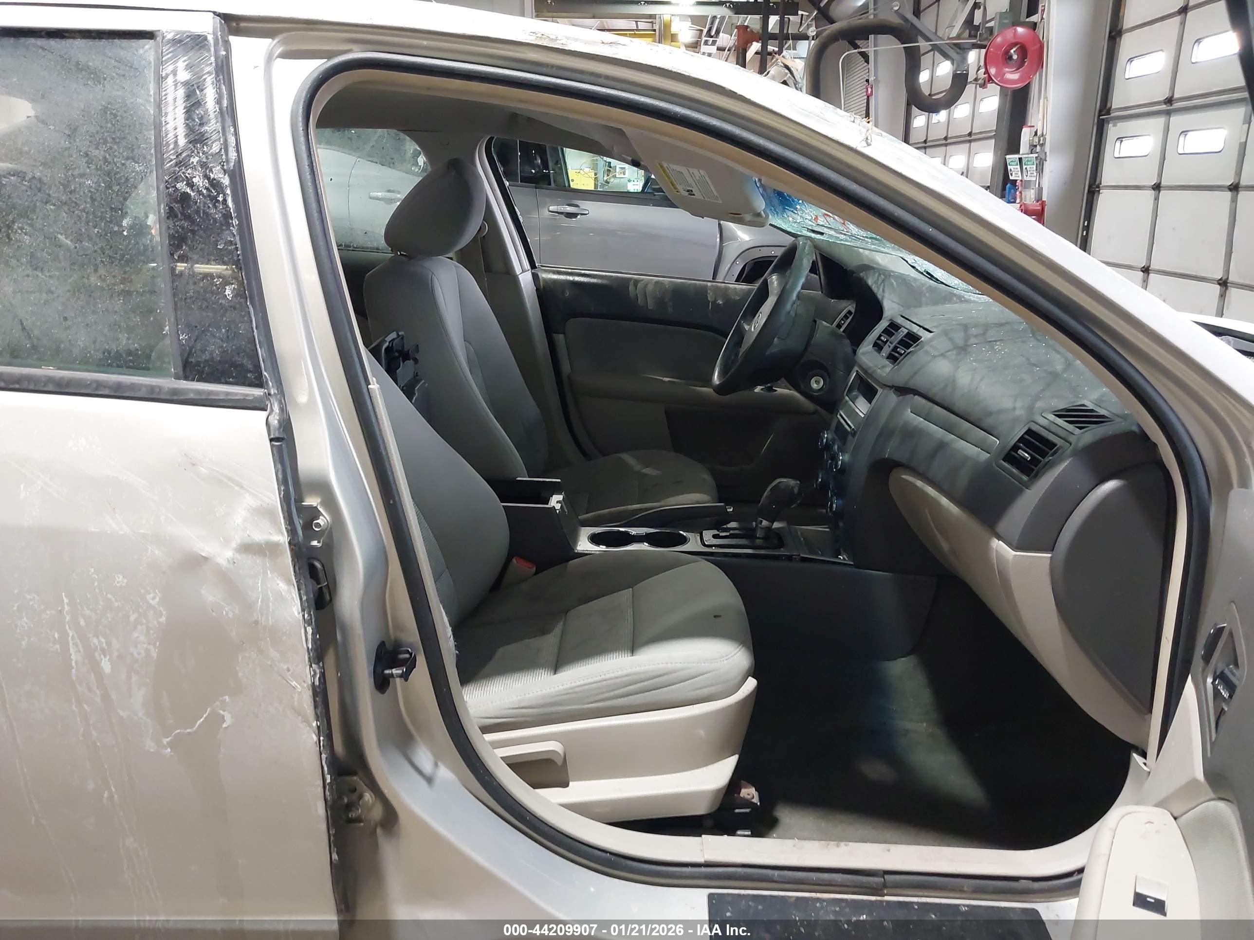 FORD FUSION image 5