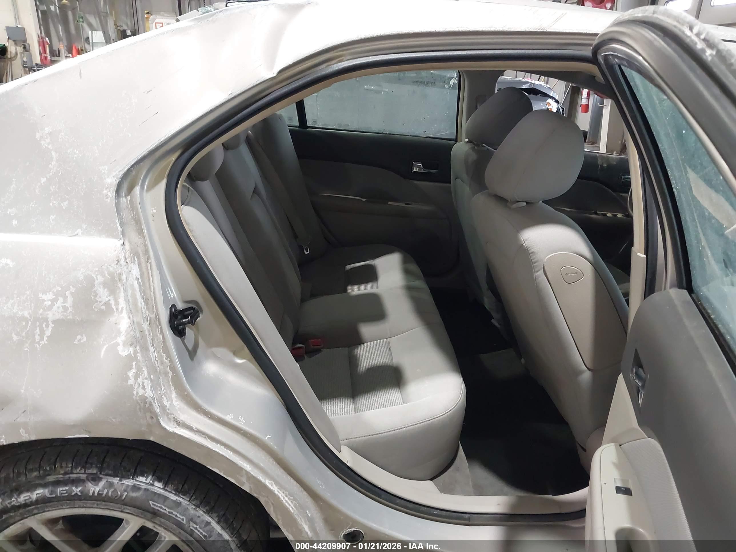 FORD FUSION image 8
