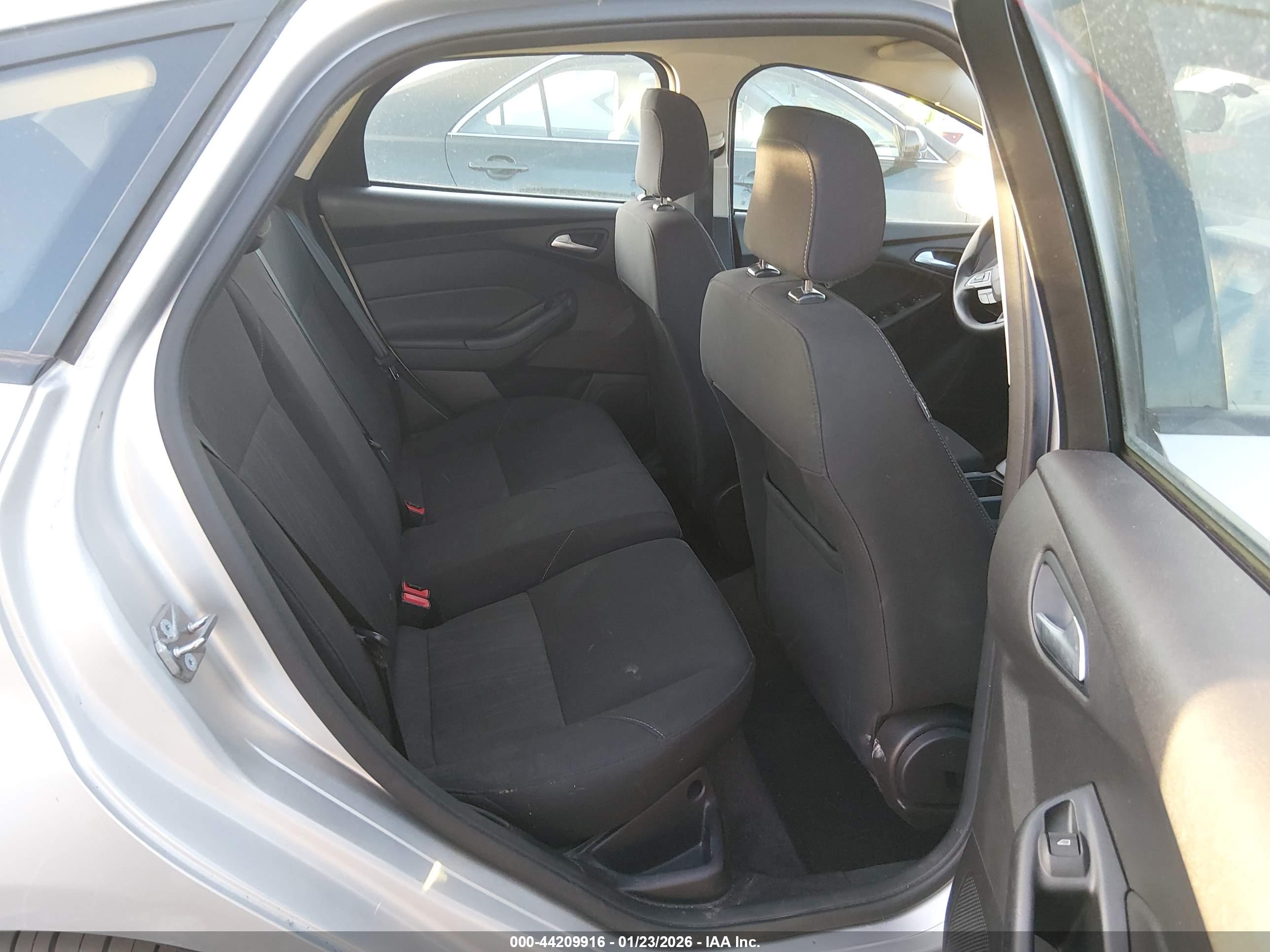 FORD FOCUS image 8