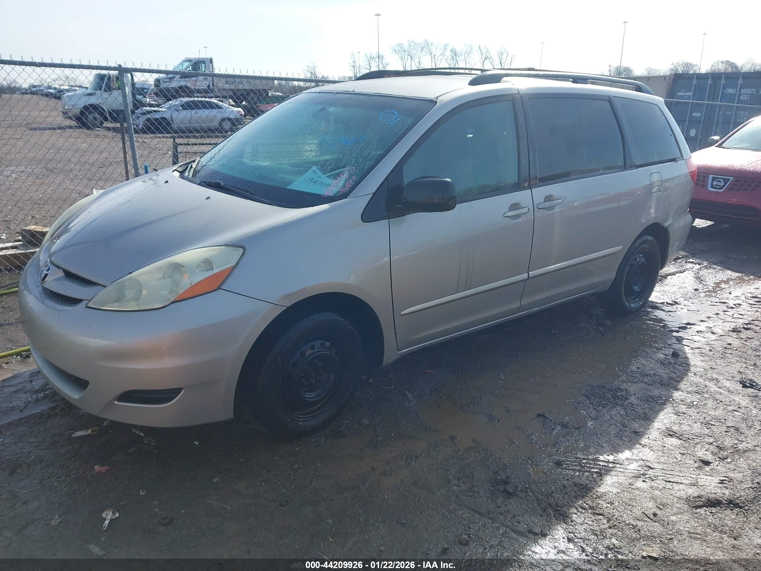 TOYOTA SIENNA image 2