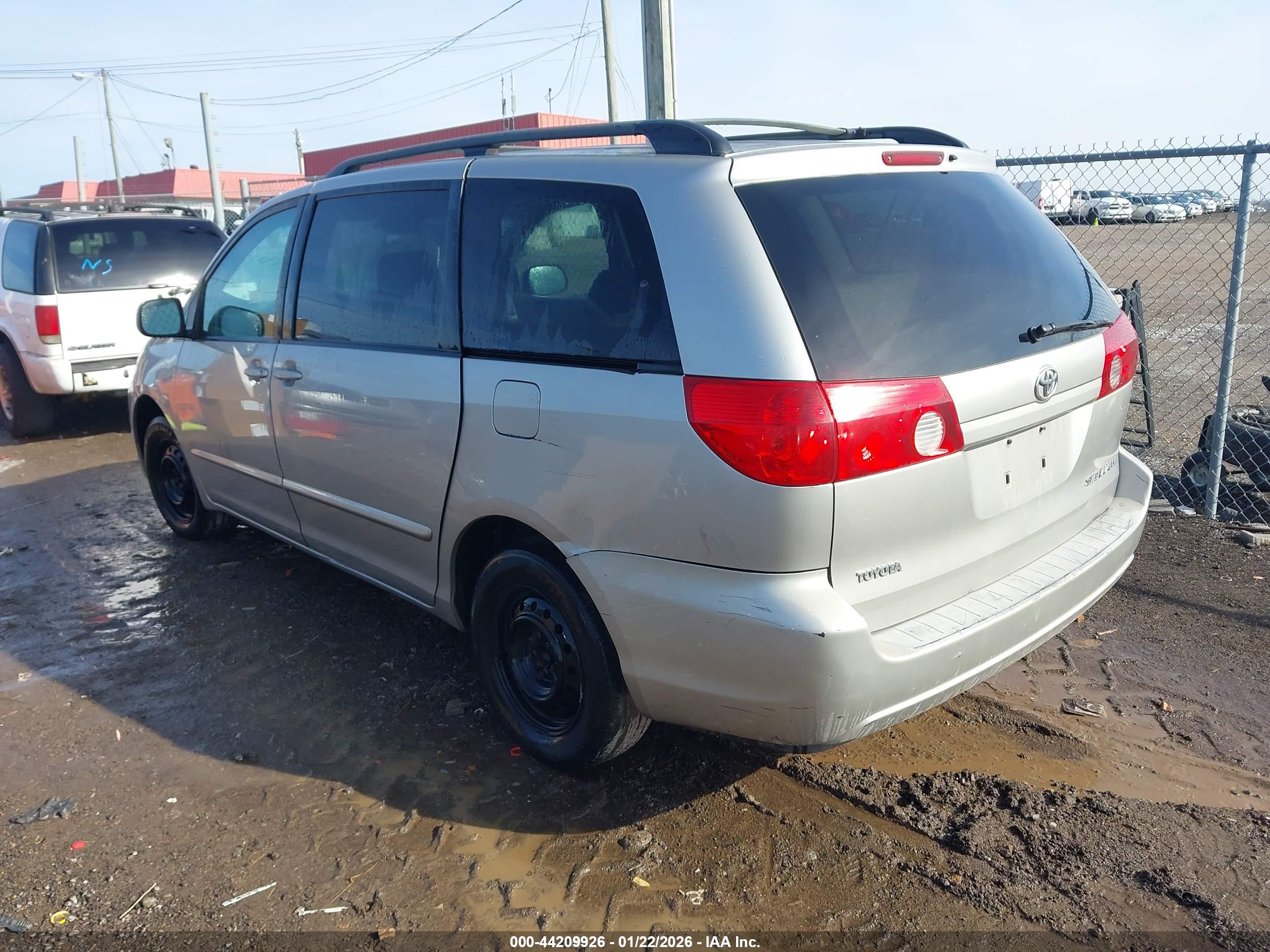 TOYOTA SIENNA image 3