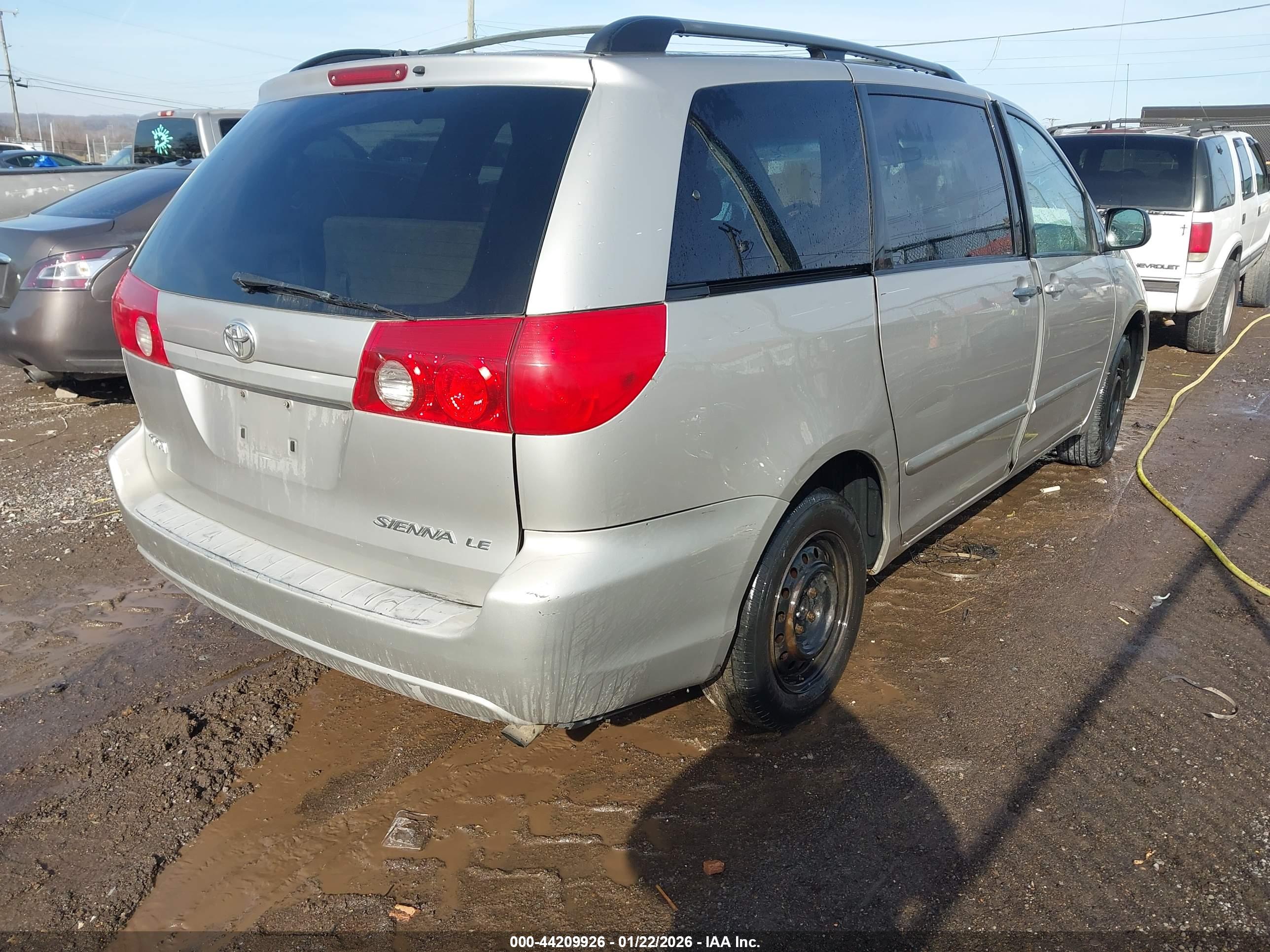 TOYOTA SIENNA image 4