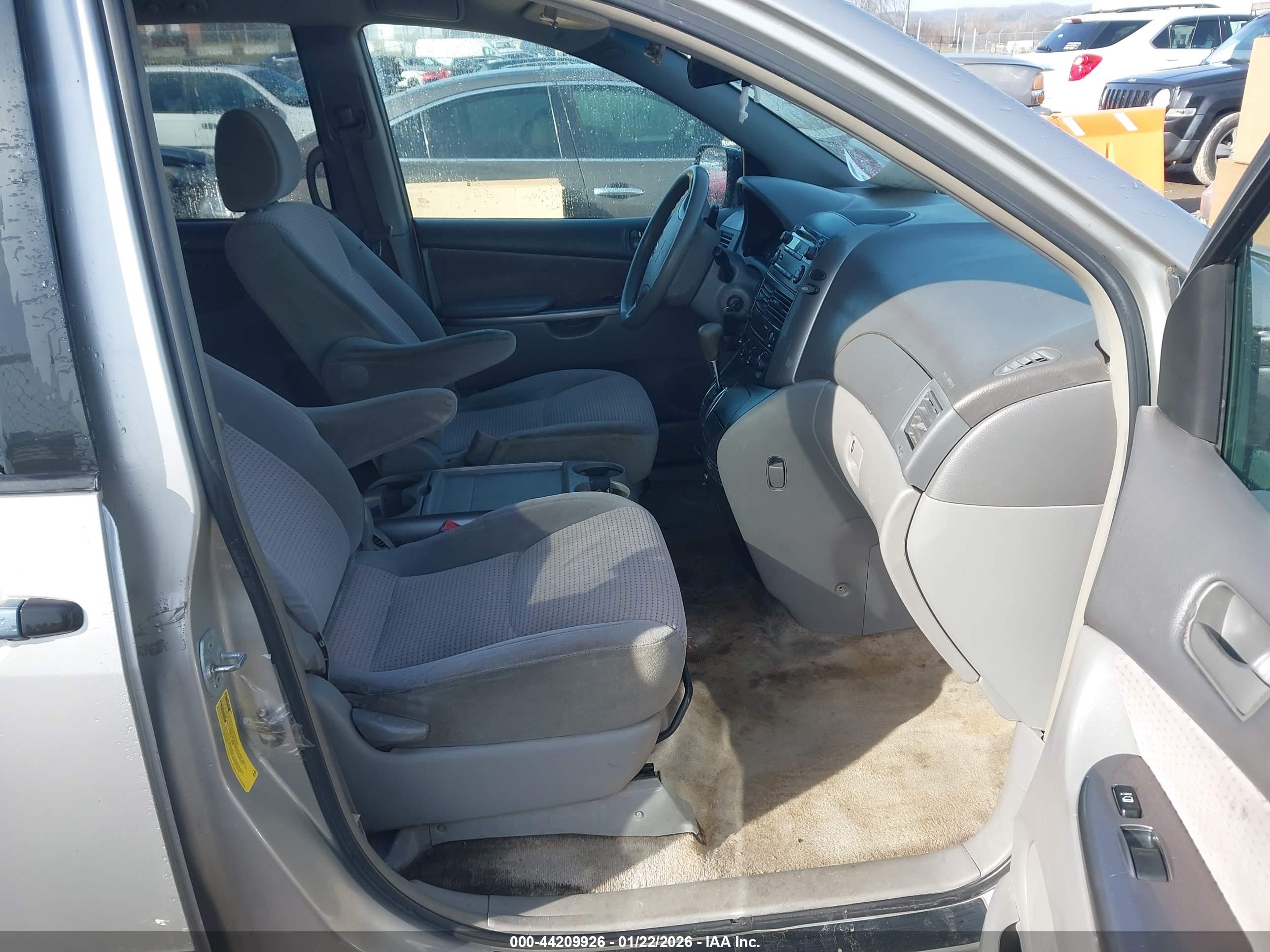 TOYOTA SIENNA image 5