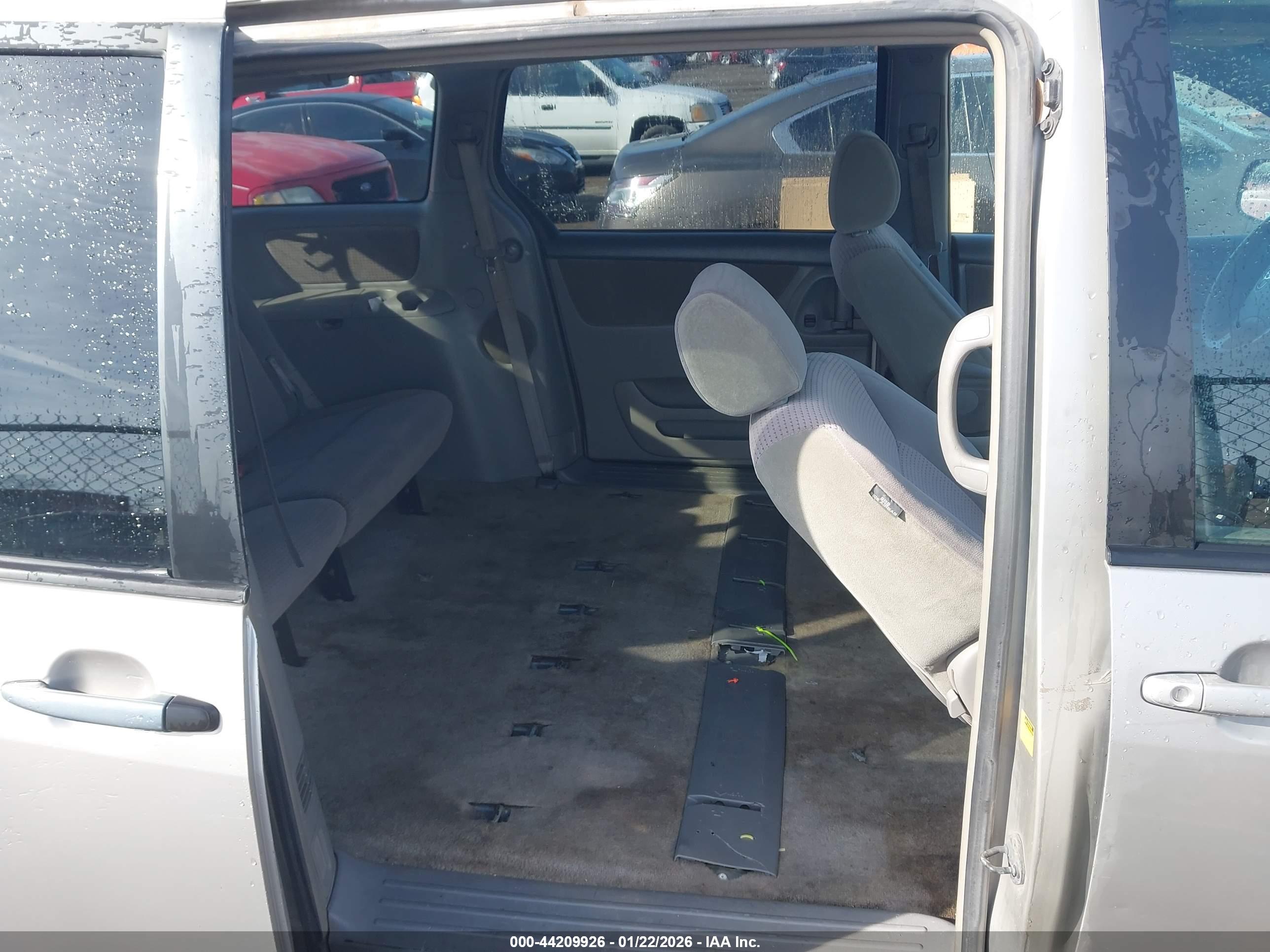 TOYOTA SIENNA image 8