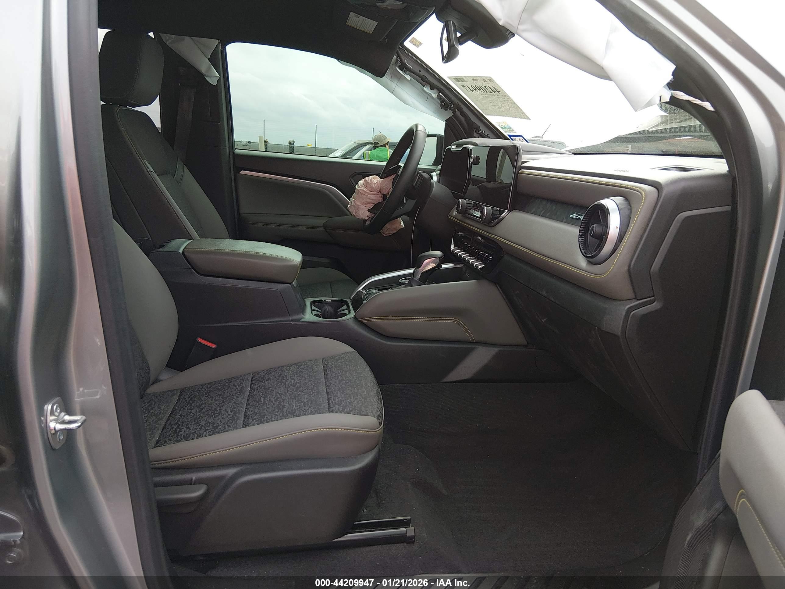 CHEVROLET COLORADO image 5