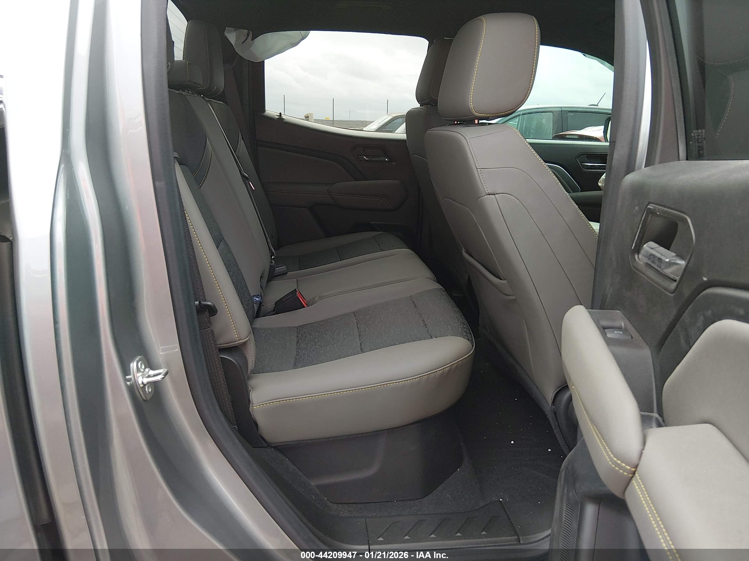 CHEVROLET COLORADO image 8