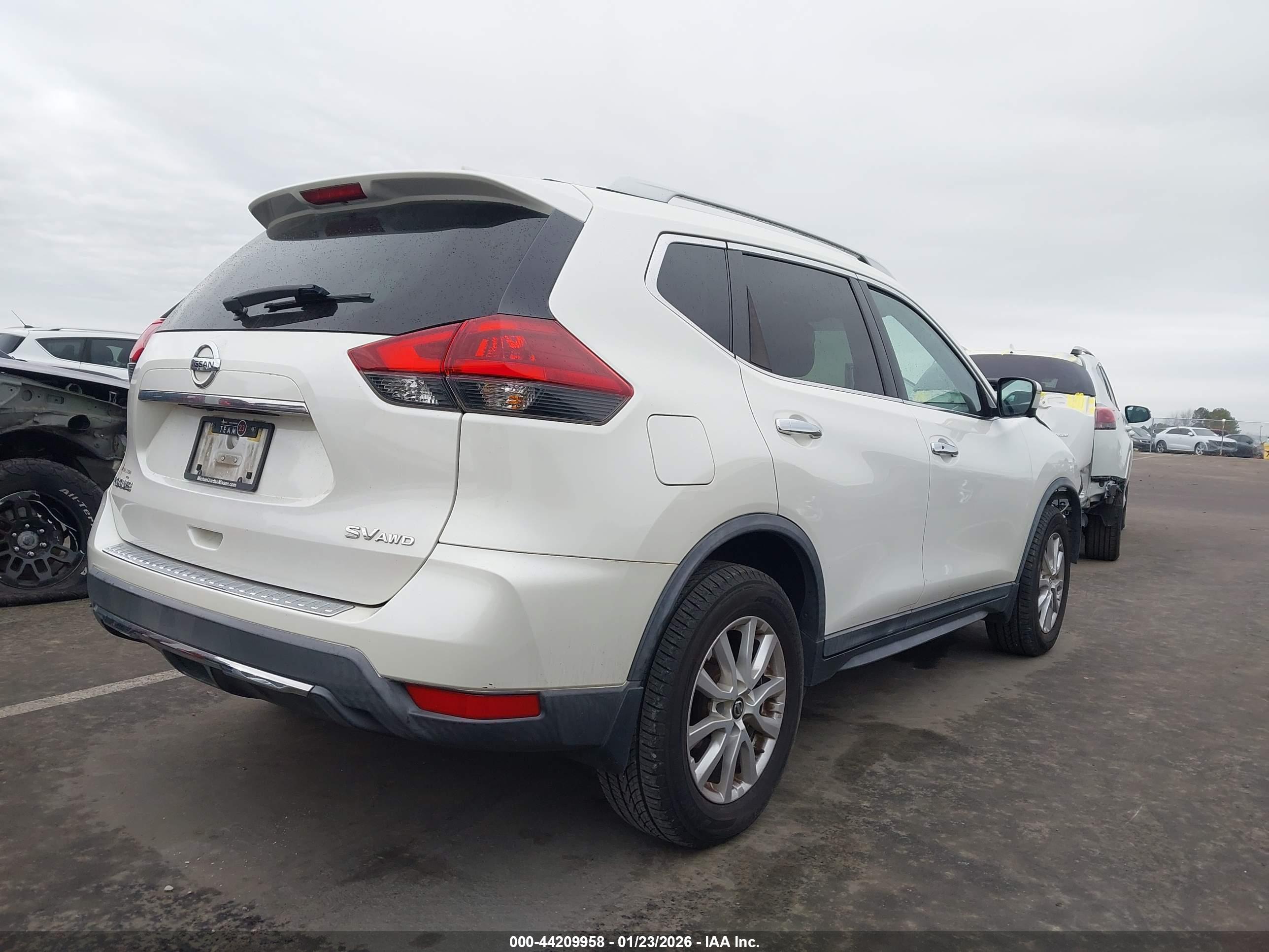 NISSAN ROGUE image 4