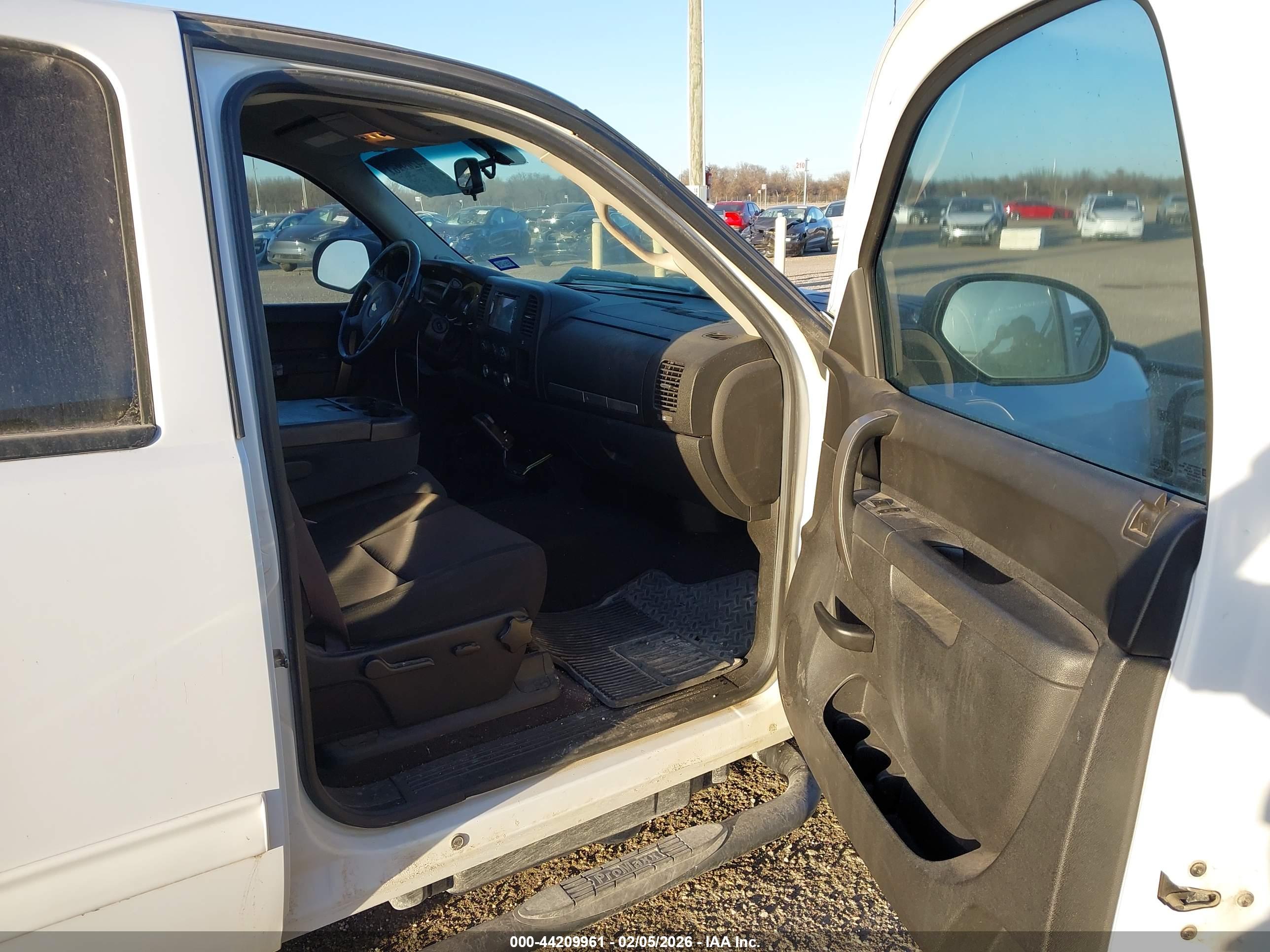 CHEVROLET SILVERADO image 5
