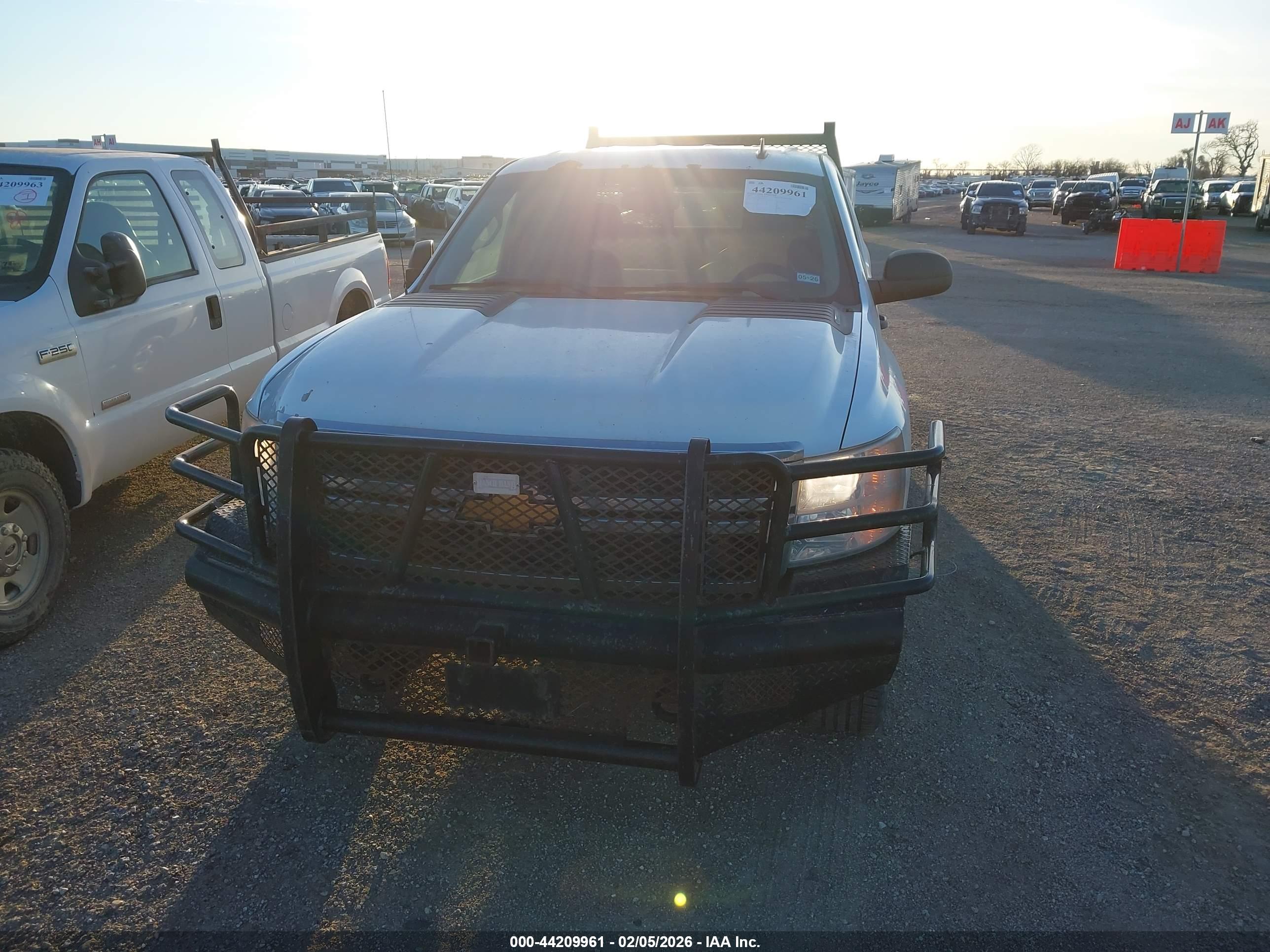 CHEVROLET SILVERADO image 6