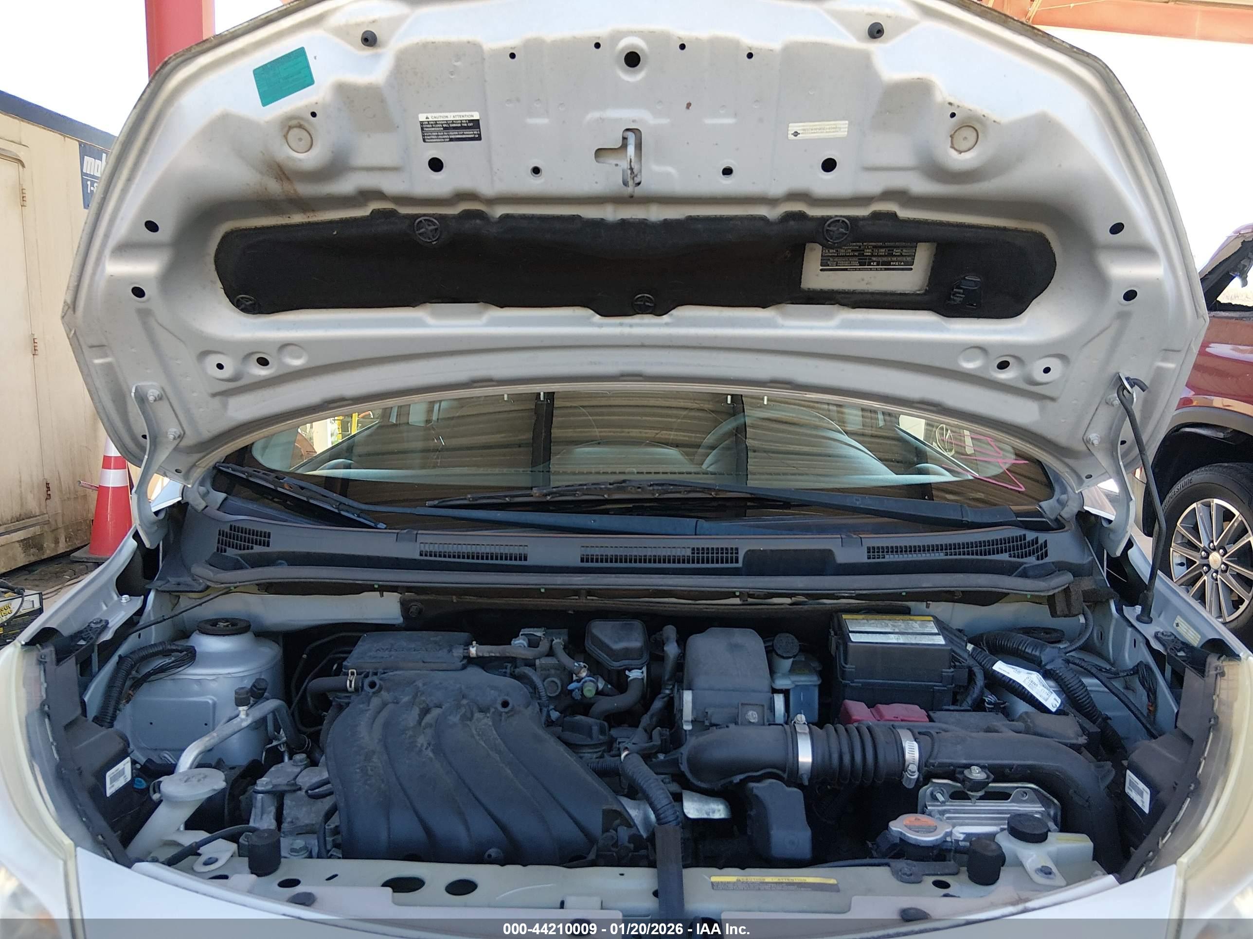 NISSAN VERSA image 10
