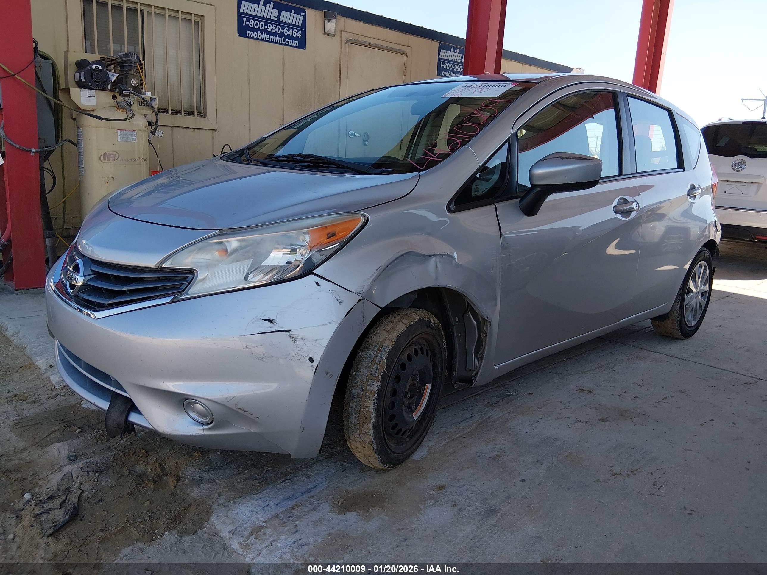 NISSAN VERSA image 2