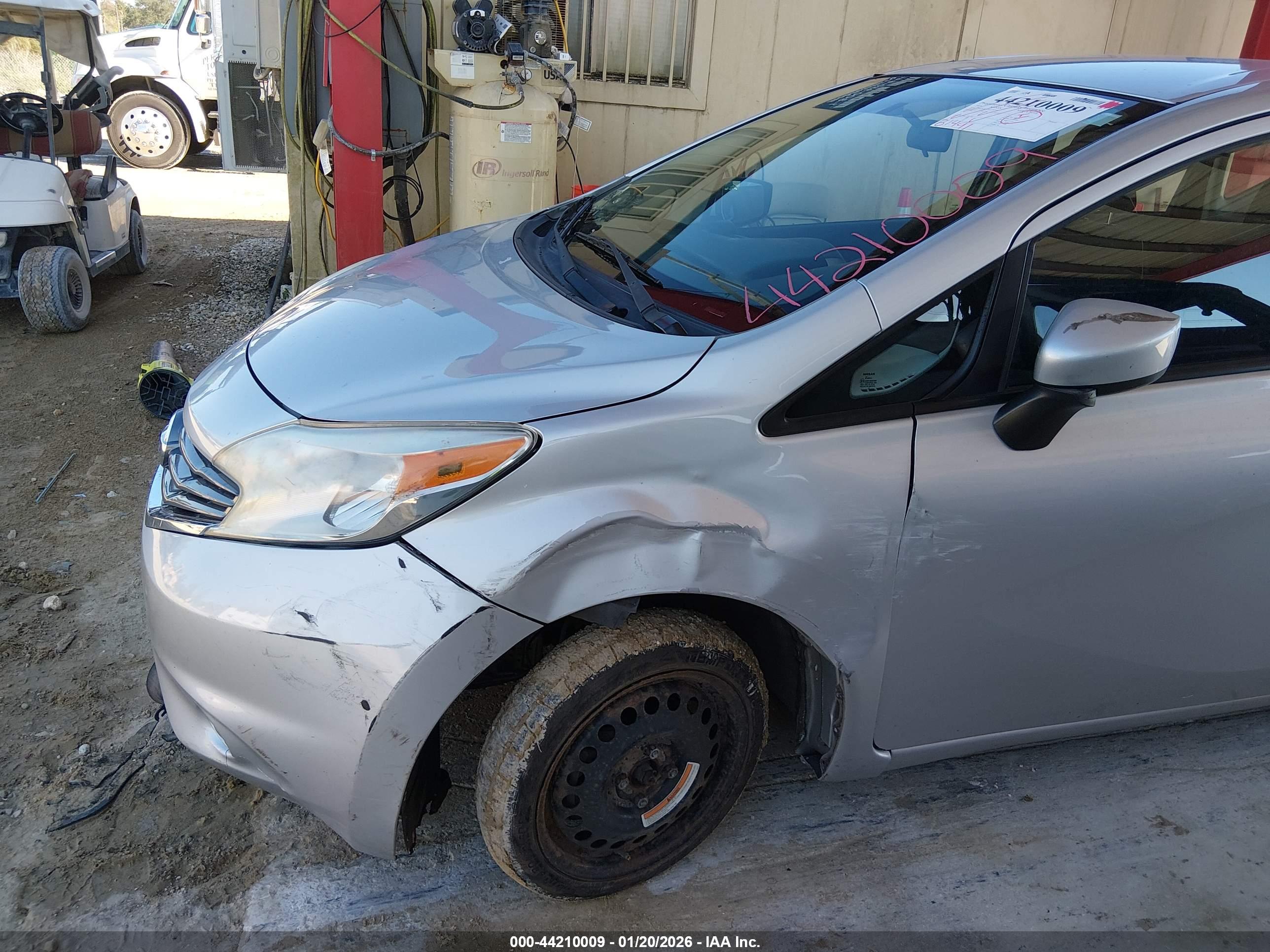 NISSAN VERSA image 6